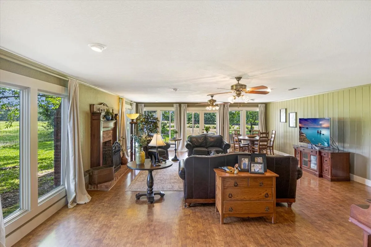 Single Family Residence For Sale in Smith County , 20272 County Road 4126, Lindale, Texas 75771, 5 Bedroom, 4 Bathroom, 2 Garage spaces, 4,125 Sqft, built in 1925, mls#21369182, Real Estate Agent in Lindale, Homes For Sale in Smith county, Homes For Sale in Lindale, Realtor in Lindale Texas, Real Estate Brokerage Independent Realty Texas, Luminita Cordes Realtor