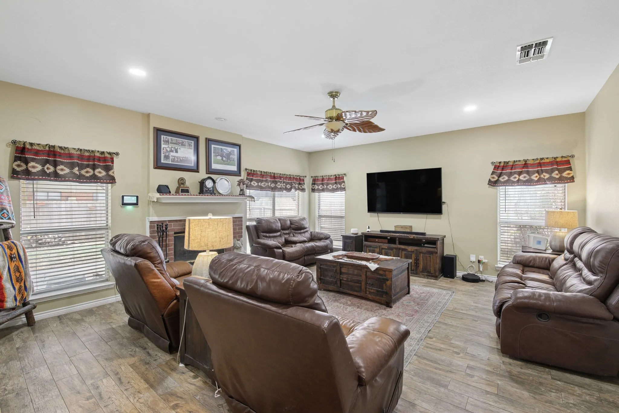 Single Family Residence For Sale in Tarrant County , 3039 Bosswood Court, Grand Prairie, Texas 75052, 4 Bedroom, 3 Bathroom, 2 Garage spaces, 1,984 Sqft, built in 2000, mls#21368002, Real Estate Agent in Grand Prairie, Homes For Sale in Tarrant county, Homes For Sale in Grand Prairie, Realtor in Grand Prairie Texas, Real Estate Brokerage Independent Realty Texas, Luminita Cordes Realtor