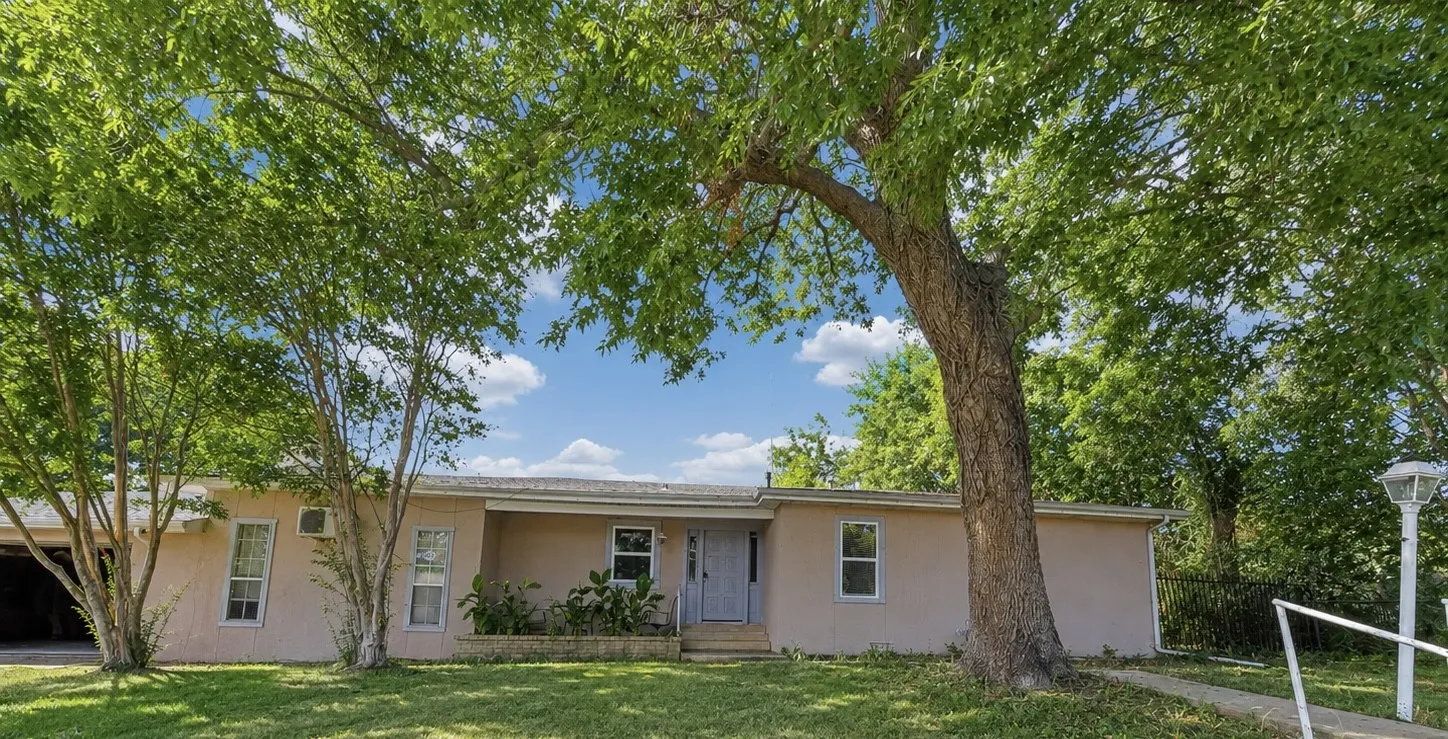Single Family Residence For Rent in Fannin County , 701 W Saunders Street, Trenton, Texas 75490, 3 Bedroom, 2 Bathroom, 2 Garage spaces, 1,806 Sqft, built in 1960, mls#21368696, Real Estate Agent in Trenton, Homes For Rent in Fannin county, Homes For Rent in Trenton, Realtor in Trenton Texas, Real Estate Brokerage Independent Realty Texas, Luminita Cordes Realtor
