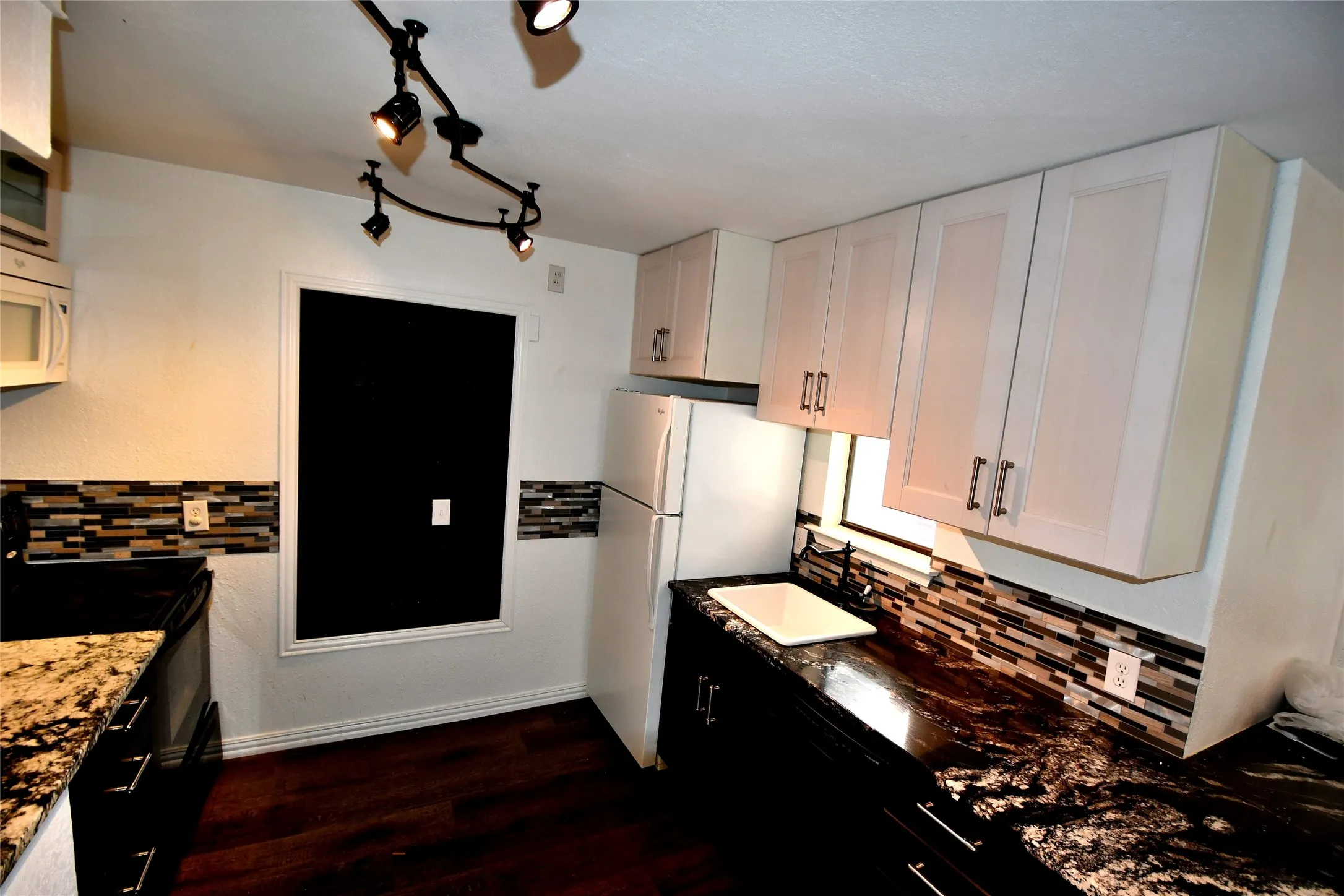 Condominium For Rent in Tarrant County , 3121 Sondra Drive 204, Fort Worth, Texas 76107, 2 Bedroom, 2 Bathroom, Garage spaces, 929 Sqft, built in 1983, mls#21369195, Real Estate Agent in Fort Worth, Homes For Rent in Tarrant county, Homes For Rent in Fort Worth, Realtor in Fort Worth Texas, Real Estate Brokerage Independent Realty Texas, Luminita Cordes Realtor
