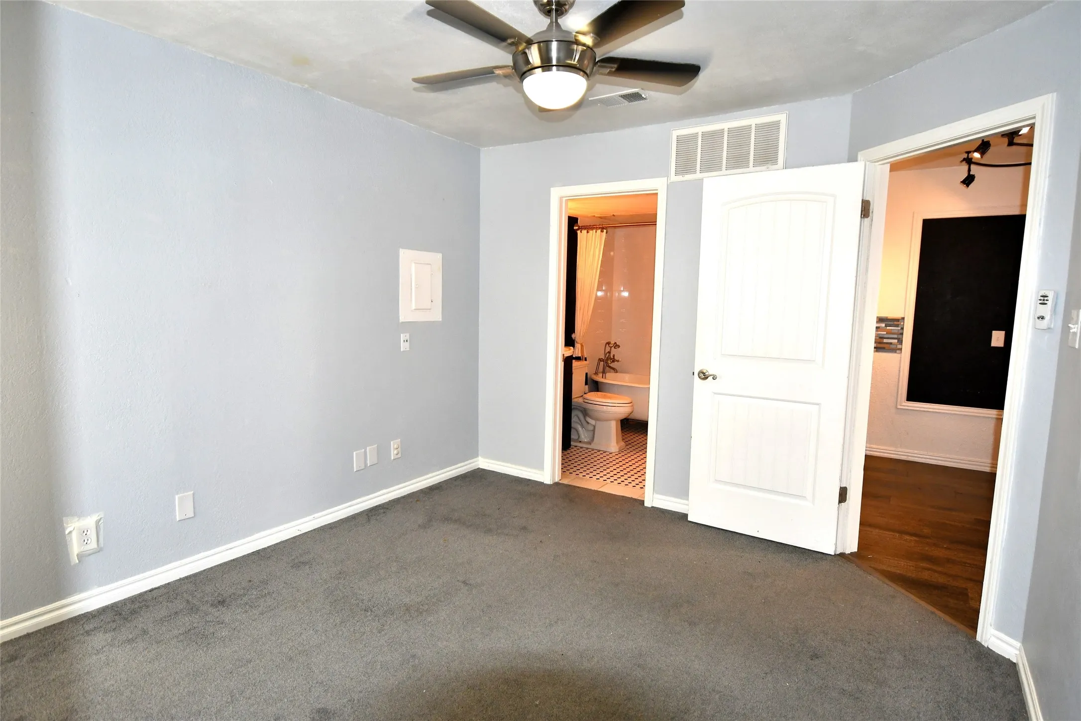 Condominium For Rent in Tarrant County , 3121 Sondra Drive 204, Fort Worth, Texas 76107, 2 Bedroom, 2 Bathroom, Garage spaces, 929 Sqft, built in 1983, mls#21369195, Real Estate Agent in Fort Worth, Homes For Rent in Tarrant county, Homes For Rent in Fort Worth, Realtor in Fort Worth Texas, Real Estate Brokerage Independent Realty Texas, Luminita Cordes Realtor