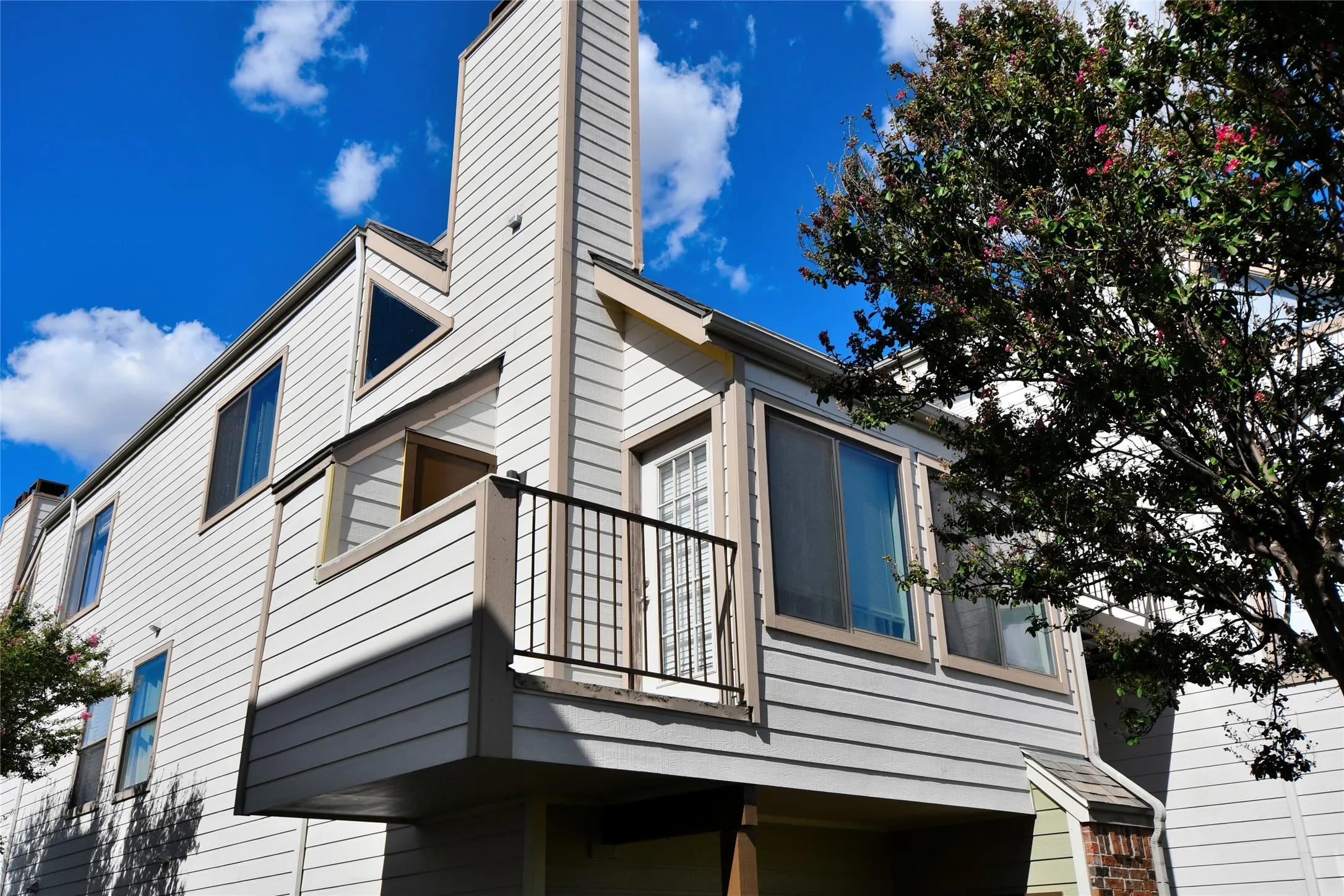 Condominium For Rent in Tarrant County , 3121 Sondra Drive 204, Fort Worth, Texas 76107, 2 Bedroom, 2 Bathroom, Garage spaces, 929 Sqft, built in 1983, mls#21369195, Real Estate Agent in Fort Worth, Homes For Rent in Tarrant county, Homes For Rent in Fort Worth, Realtor in Fort Worth Texas, Real Estate Brokerage Independent Realty Texas, Luminita Cordes Realtor