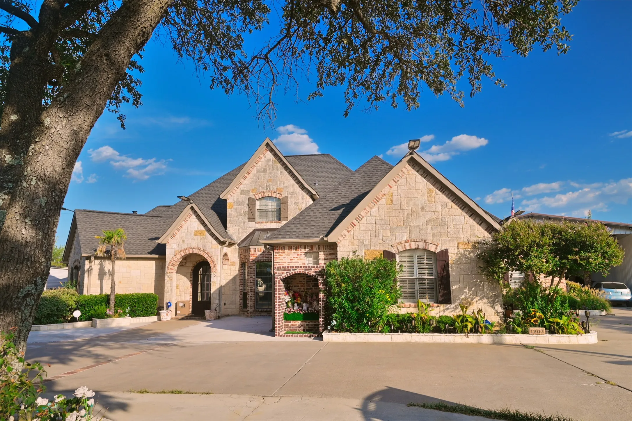 Single Family Residence For Sale in Kaufman County , 11012 Helms Trail, Forney, Texas 75126, 4 Bedroom, 5 Bathroom, 3 Garage spaces, 4,127 Sqft, built in 2002, mls#21369202, Real Estate Agent in Forney, Homes For Sale in Kaufman county, Homes For Sale in Forney, Realtor in Forney Texas, Real Estate Brokerage Independent Realty Texas, Luminita Cordes Realtor