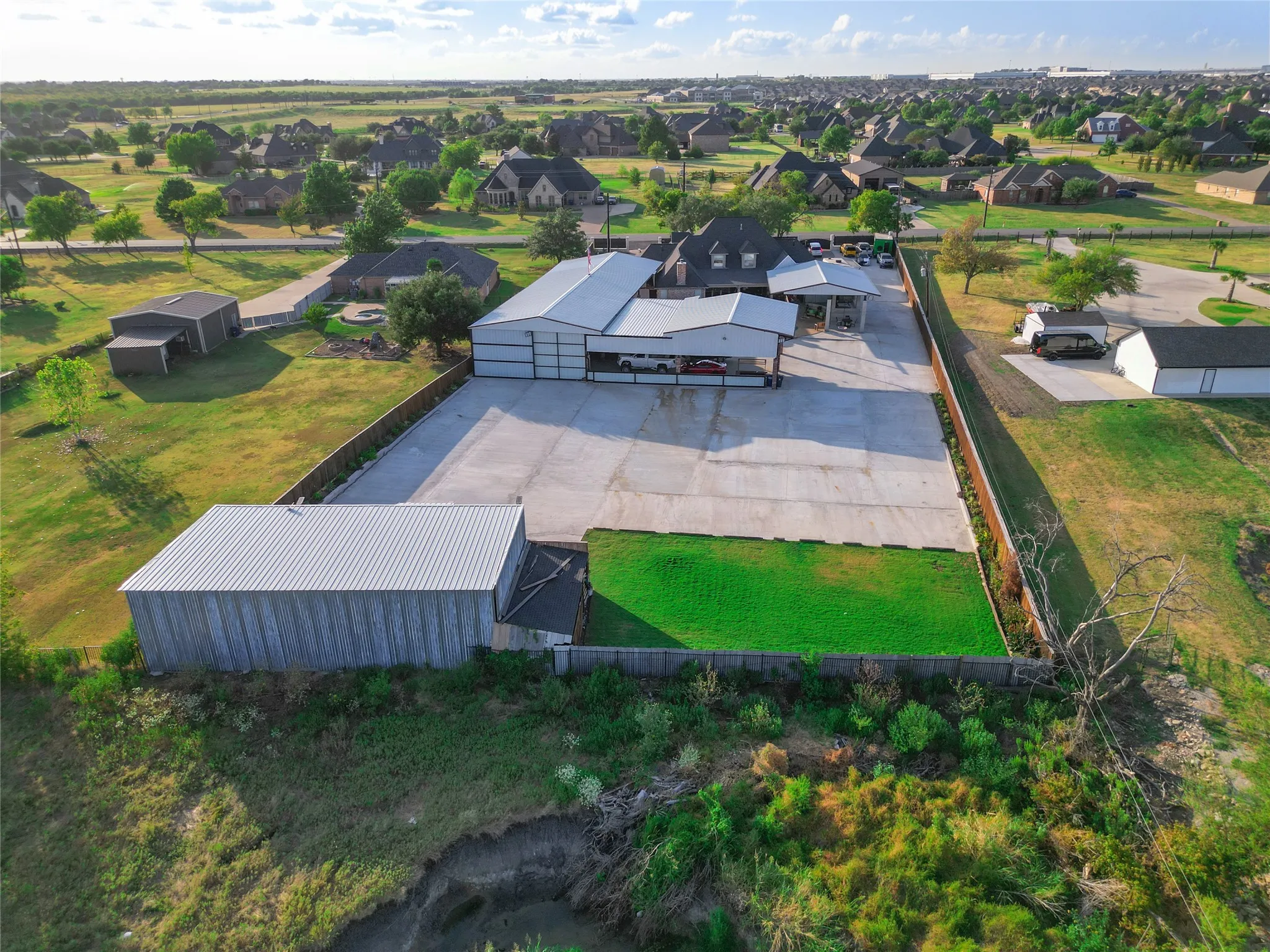 Single Family Residence For Sale in Kaufman County , 11012 Helms Trail, Forney, Texas 75126, 4 Bedroom, 5 Bathroom, 3 Garage spaces, 4,127 Sqft, built in 2002, mls#21369202, Real Estate Agent in Forney, Homes For Sale in Kaufman county, Homes For Sale in Forney, Realtor in Forney Texas, Real Estate Brokerage Independent Realty Texas, Luminita Cordes Realtor