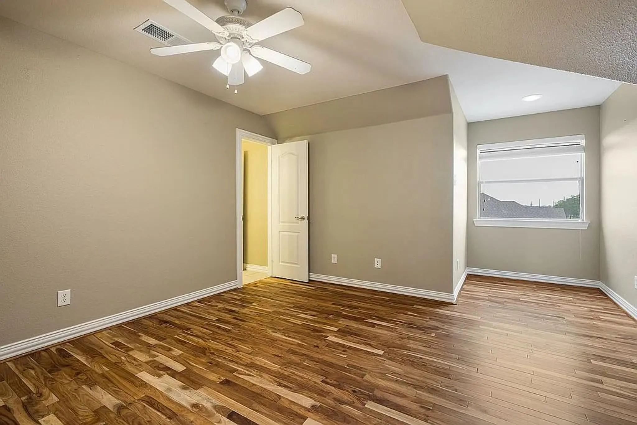 Single Family Residence For Sale in Kaufman County , 11012 Helms Trail, Forney, Texas 75126, 4 Bedroom, 5 Bathroom, 3 Garage spaces, 4,127 Sqft, built in 2002, mls#21369202, Real Estate Agent in Forney, Homes For Sale in Kaufman county, Homes For Sale in Forney, Realtor in Forney Texas, Real Estate Brokerage Independent Realty Texas, Luminita Cordes Realtor