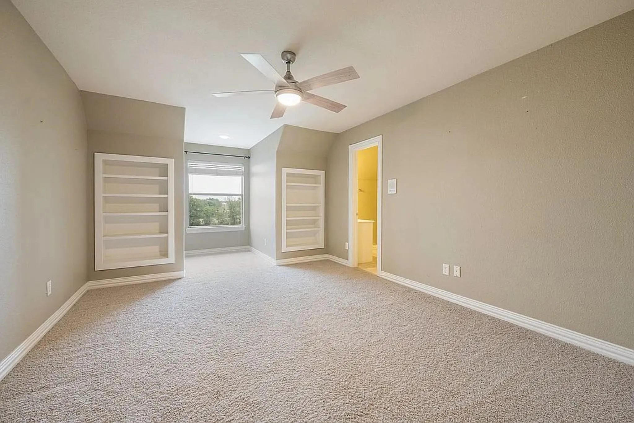 Single Family Residence For Sale in Kaufman County , 11012 Helms Trail, Forney, Texas 75126, 4 Bedroom, 5 Bathroom, 3 Garage spaces, 4,127 Sqft, built in 2002, mls#21369202, Real Estate Agent in Forney, Homes For Sale in Kaufman county, Homes For Sale in Forney, Realtor in Forney Texas, Real Estate Brokerage Independent Realty Texas, Luminita Cordes Realtor