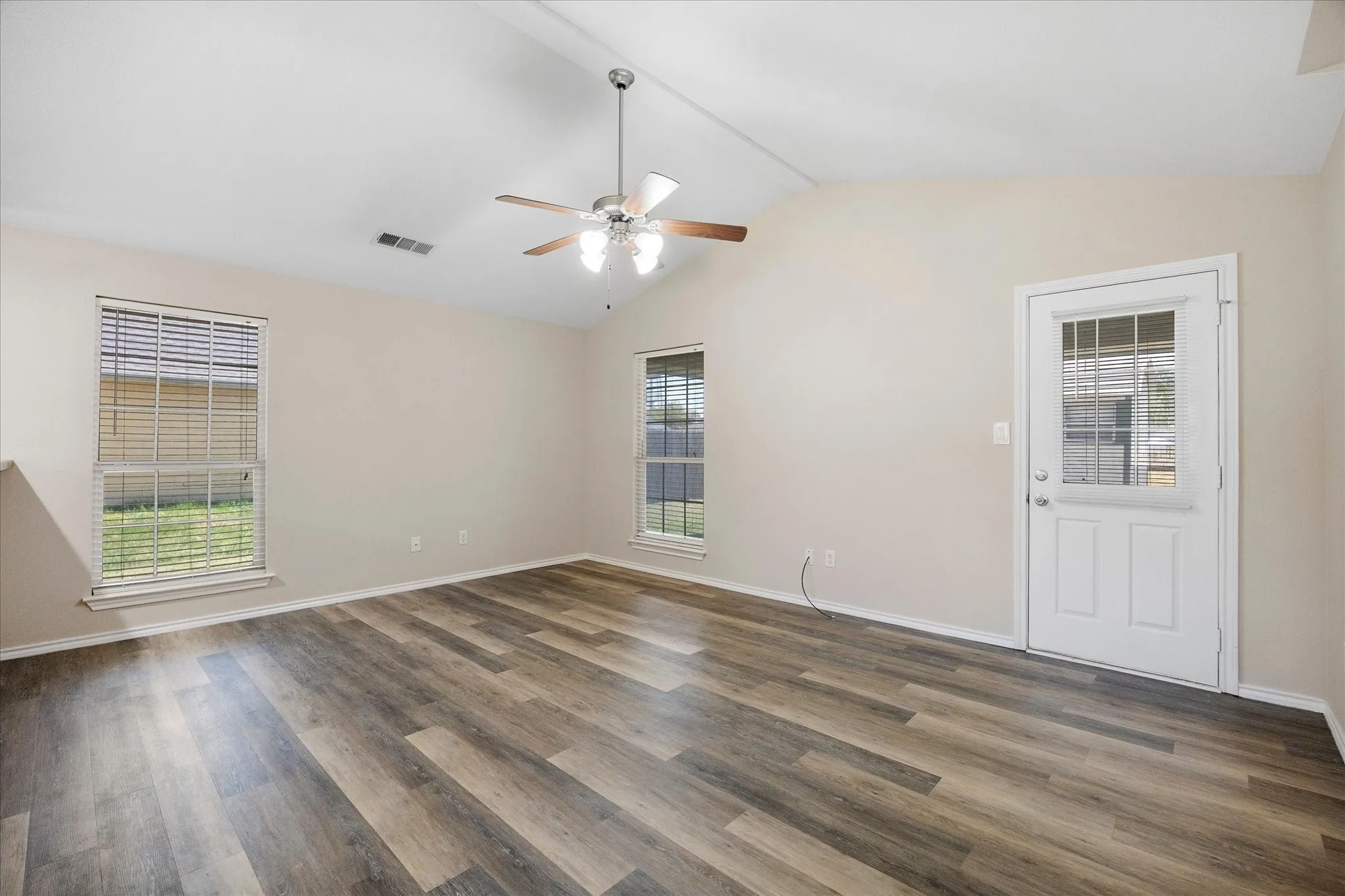 Single Family Residence For Sale in Collin County , 107 W Hubbard Road, Josephine, Texas 75173, 3 Bedroom, 2 Bathroom, 2 Garage spaces, 1,306 Sqft, built in 2005, mls#21369209, Real Estate Agent in Josephine, Homes For Sale in Collin county, Homes For Sale in Josephine, Realtor in Josephine Texas, Real Estate Brokerage Independent Realty Texas, Luminita Cordes Realtor