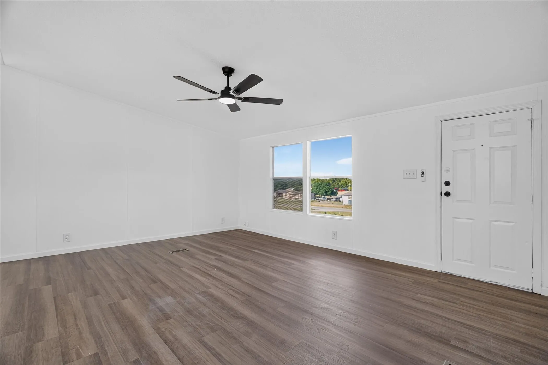 Manufactured Home For Sale in Parker County , 167 Blue Sky Lane, Springtown, Texas 76082, 3 Bedroom, 2 Bathroom, Garage spaces, 1,568 Sqft, built in 2000, mls#21368761, Real Estate Agent in Springtown, Homes For Sale in Parker county, Homes For Sale in Springtown, Realtor in Springtown Texas, Real Estate Brokerage Independent Realty Texas, Luminita Cordes Realtor