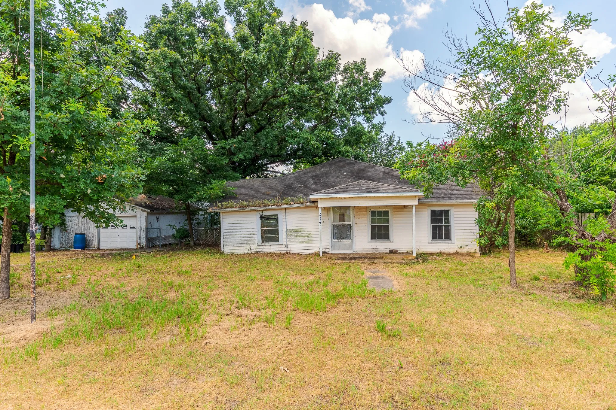 Single Family Residence For Sale in Fannin County , 314 E Maple Street, Ravenna, Texas 75476, 2 Bedroom, 1 Bathroom, 2 Garage spaces, 1,107 Sqft, built in 1945, mls#21369096, Real Estate Agent in Ravenna, Homes For Sale in Fannin county, Homes For Sale in Ravenna, Realtor in Ravenna Texas, Real Estate Brokerage Independent Realty Texas, Luminita Cordes Realtor