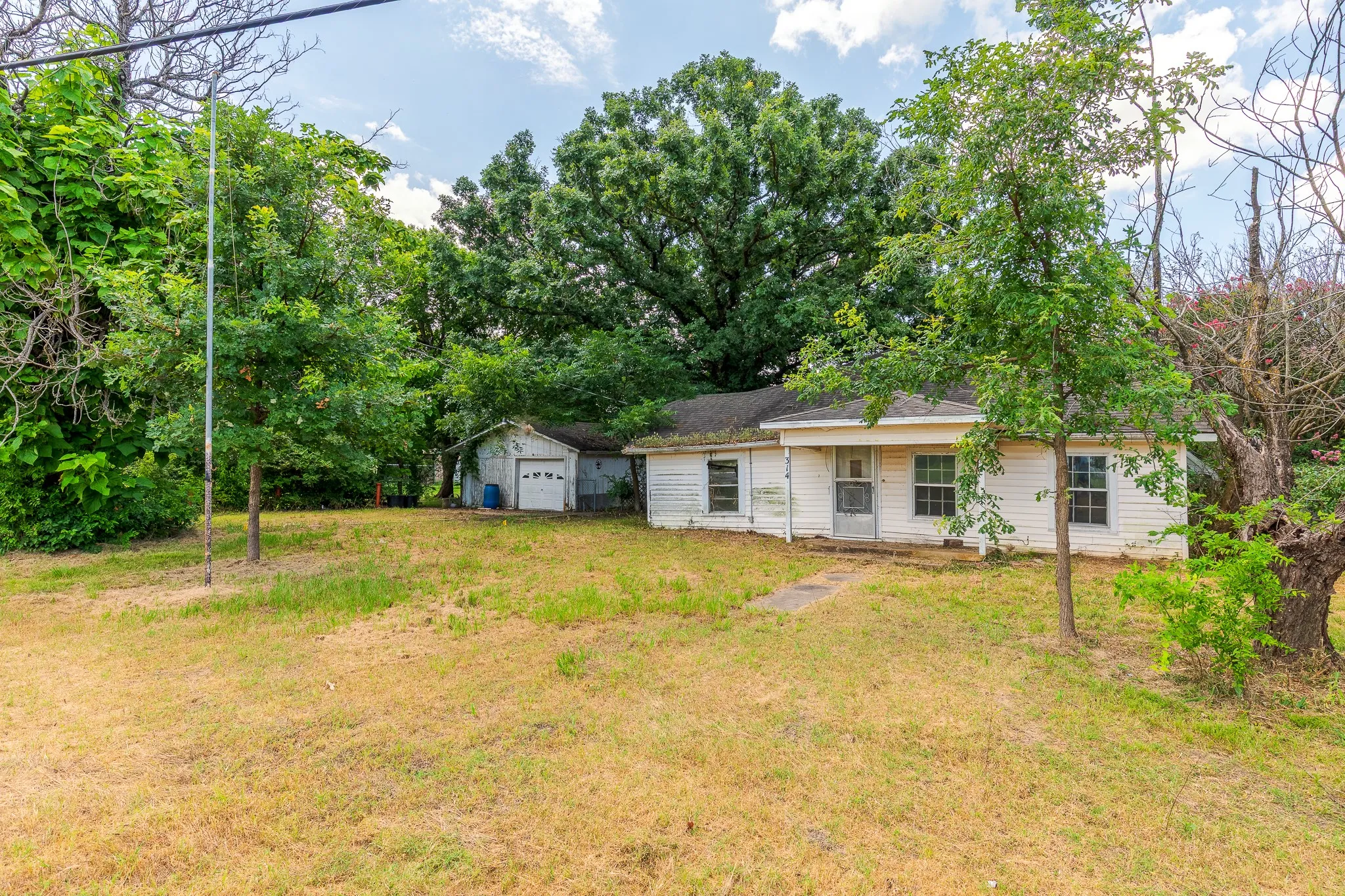 Single Family Residence For Sale in Fannin County , 314 E Maple Street, Ravenna, Texas 75476, 2 Bedroom, 1 Bathroom, 2 Garage spaces, 1,107 Sqft, built in 1945, mls#21369096, Real Estate Agent in Ravenna, Homes For Sale in Fannin county, Homes For Sale in Ravenna, Realtor in Ravenna Texas, Real Estate Brokerage Independent Realty Texas, Luminita Cordes Realtor