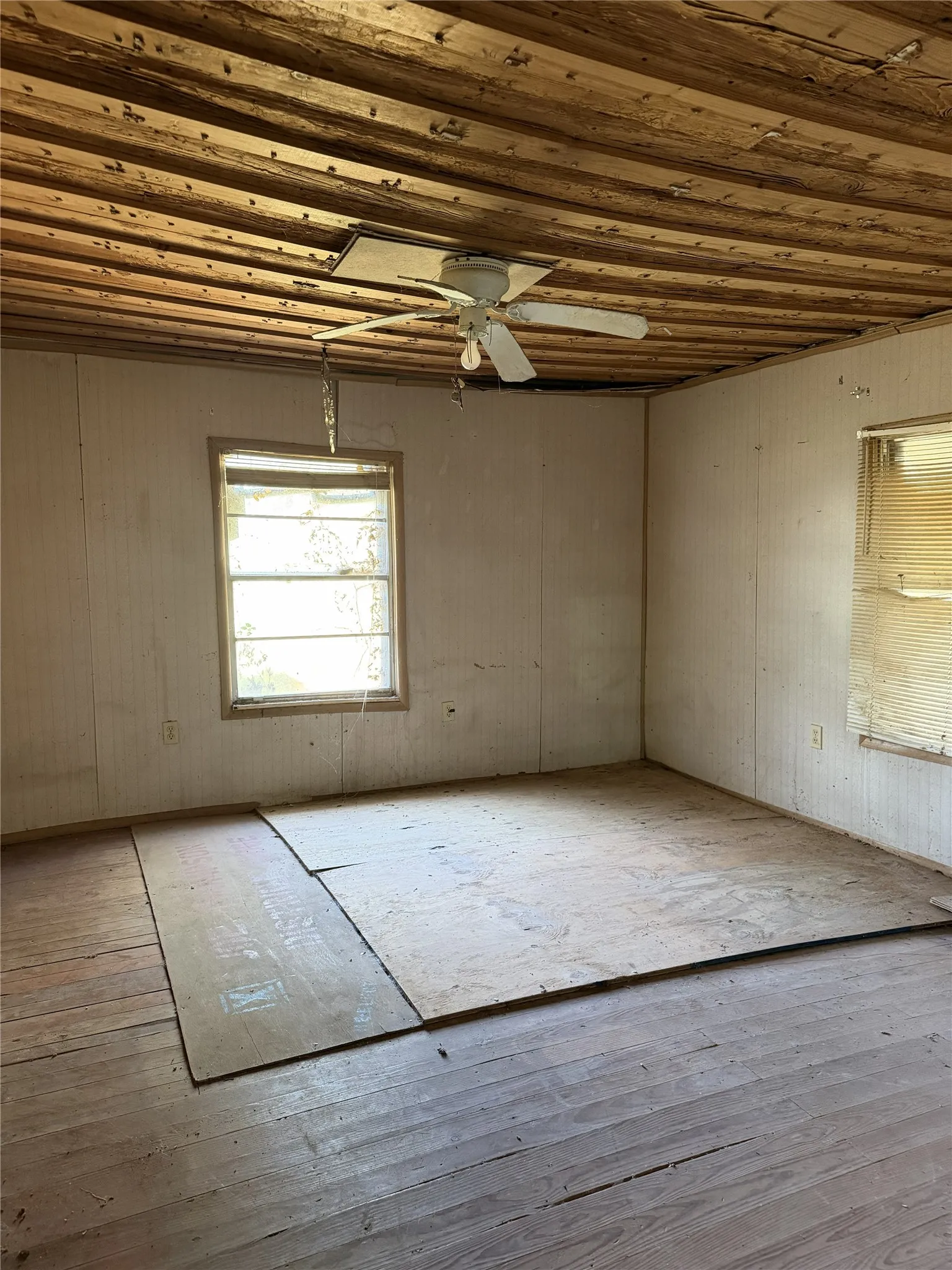Single Family Residence For Sale in Fannin County , 314 E Maple Street, Ravenna, Texas 75476, 2 Bedroom, 1 Bathroom, 2 Garage spaces, 1,107 Sqft, built in 1945, mls#21369096, Real Estate Agent in Ravenna, Homes For Sale in Fannin county, Homes For Sale in Ravenna, Realtor in Ravenna Texas, Real Estate Brokerage Independent Realty Texas, Luminita Cordes Realtor