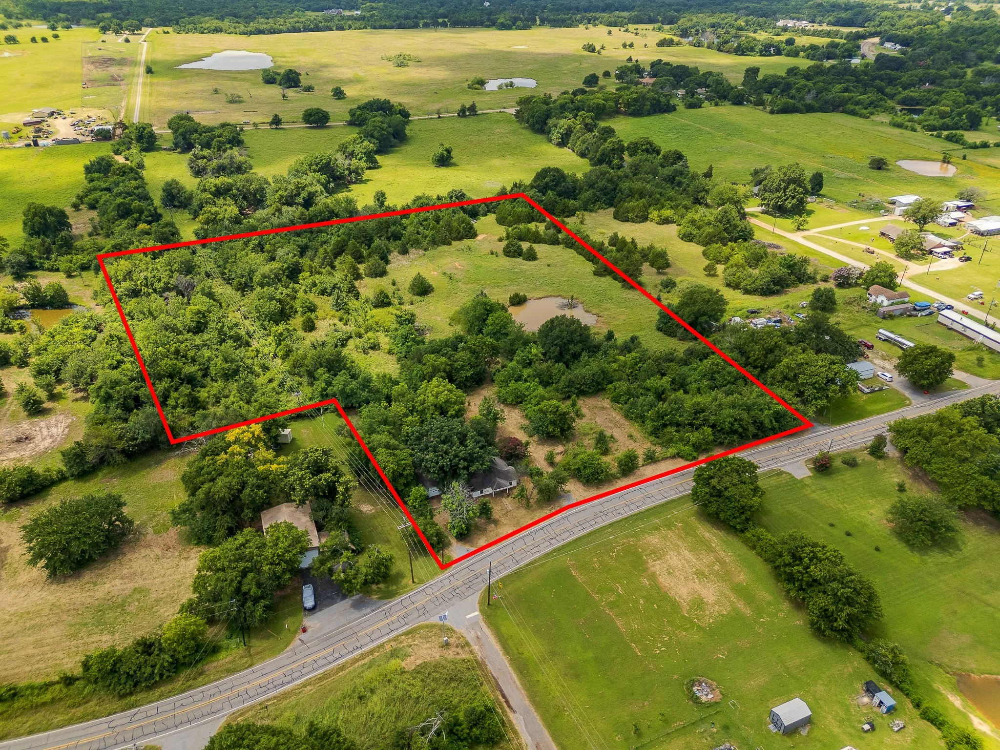 Single Family Residence For Sale in Fannin County , 314 E Maple Street, Ravenna, Texas 75476, 2 Bedroom, 1 Bathroom, 2 Garage spaces, 1,107 Sqft, built in 1945, mls#21369096, Real Estate Agent in Ravenna, Homes For Sale in Fannin county, Homes For Sale in Ravenna, Realtor in Ravenna Texas, Real Estate Brokerage Independent Realty Texas, Luminita Cordes Realtor