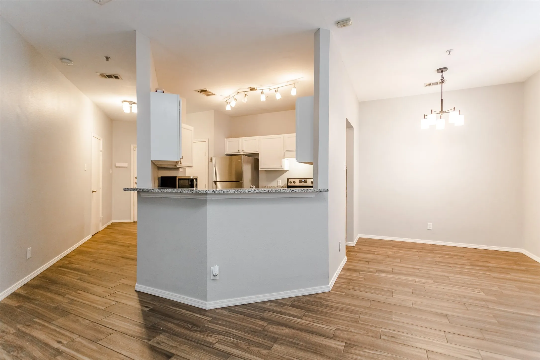 Condominium For Rent in Dallas County , 2825 Reagan Street, Dallas, Texas 75219, 2 Bedroom, 2 Bathroom, Garage spaces, 1,100 Sqft, built in 1999, mls#21368904, Real Estate Agent in Dallas, Homes For Rent in Dallas county, Homes For Rent in Dallas, Realtor in Dallas Texas, Real Estate Brokerage Independent Realty Texas, Luminita Cordes Realtor