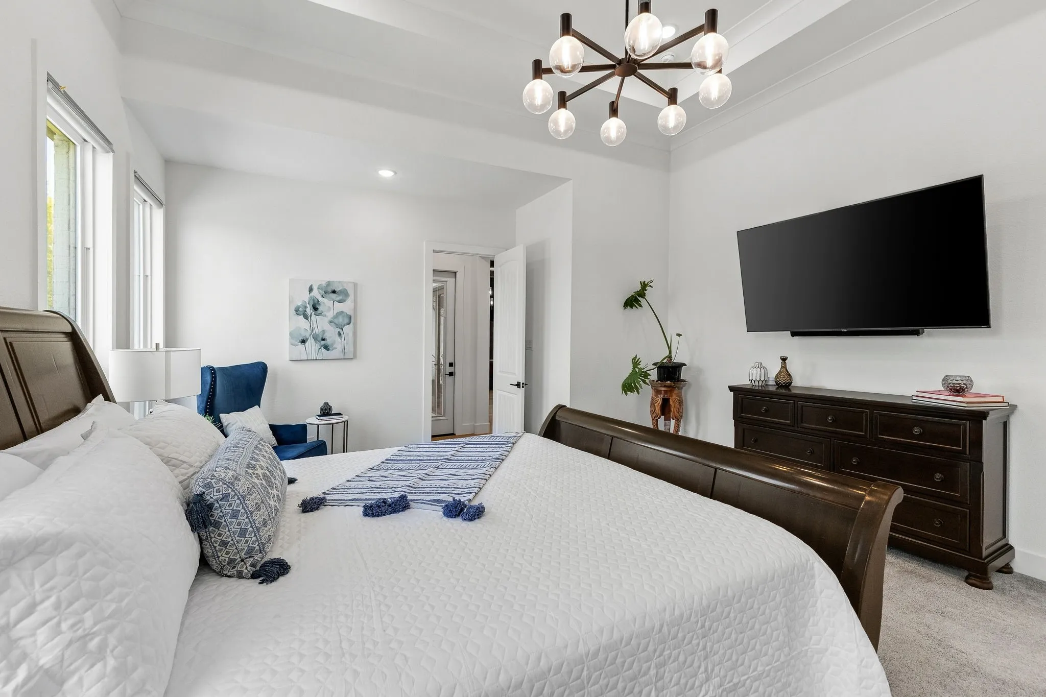 Tray ceiling with recessed lighting