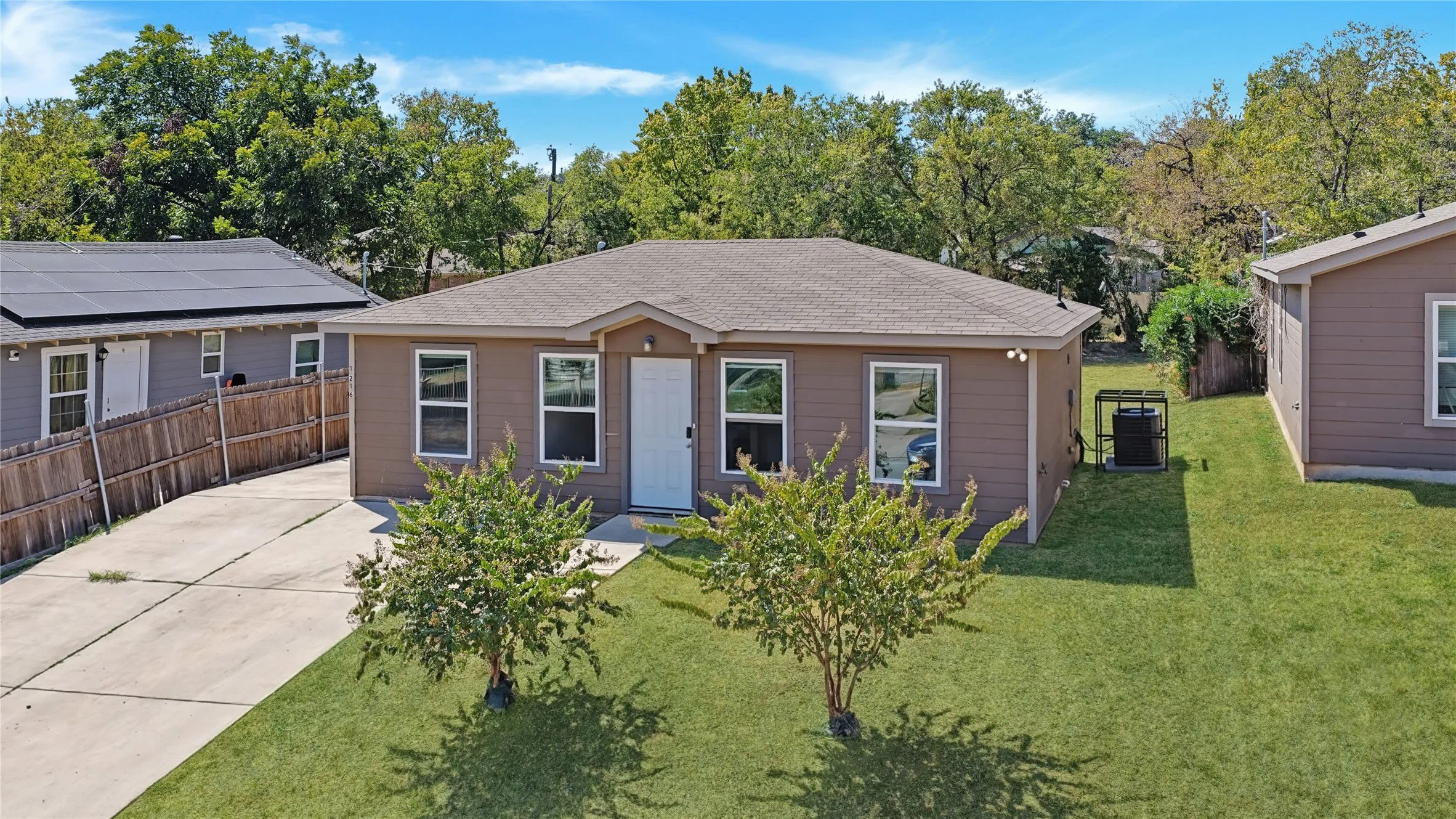 Single Family Residence For Sale in Tarrant County , 1216 E Powell Avenue, Fort Worth, Texas 76104, 3 Bedroom, 1 Bathroom, Garage spaces, 748 Sqft, built in 2019, mls#21369237, Real Estate Agent in Fort Worth, Homes For Sale in Tarrant county, Homes For Sale in Fort Worth, Realtor in Fort Worth Texas, Real Estate Brokerage Independent Realty Texas, Luminita Cordes Realtor