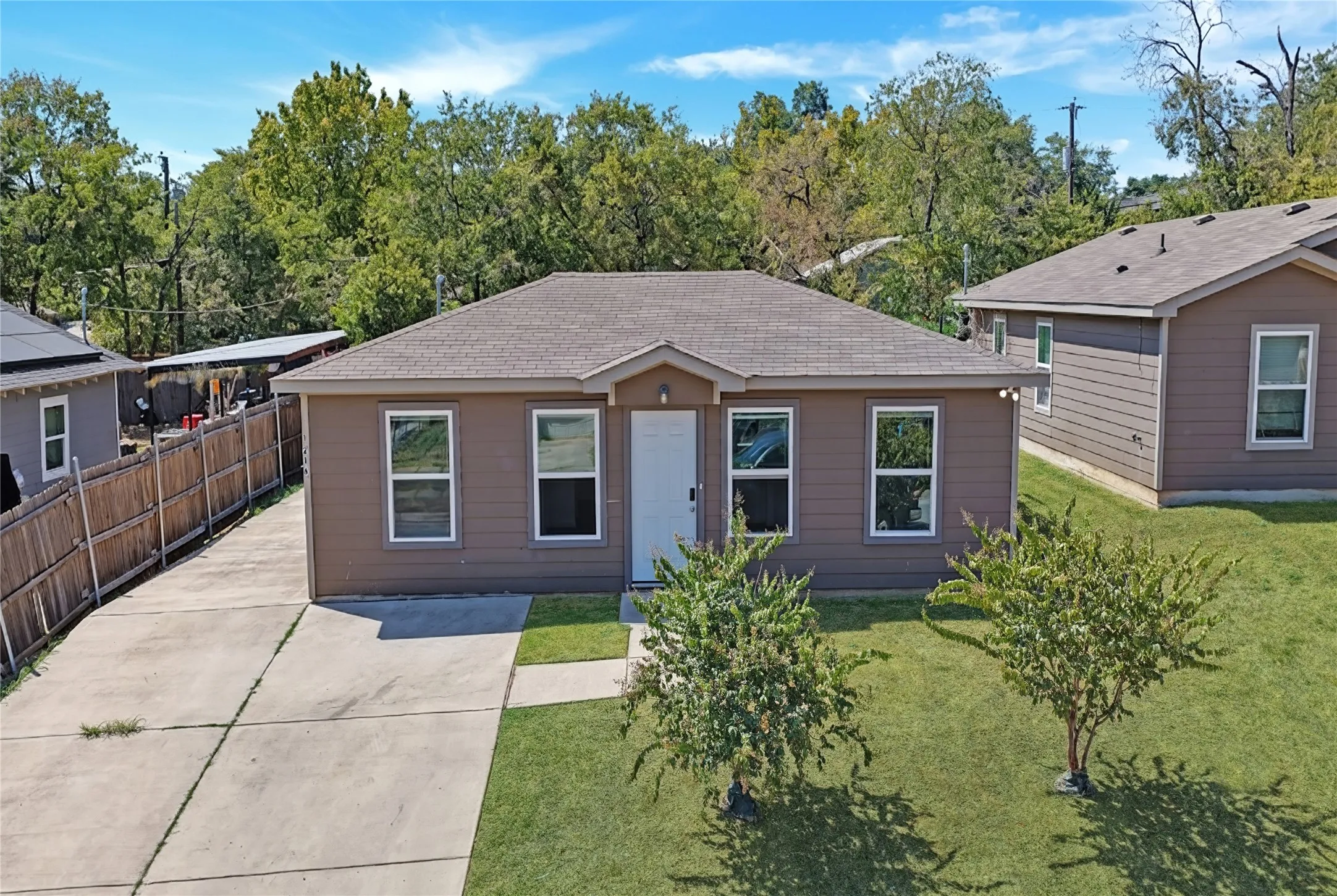 Single Family Residence For Sale in Tarrant County , 1216 E Powell Avenue, Fort Worth, Texas 76104, 3 Bedroom, 1 Bathroom, Garage spaces, 748 Sqft, built in 2019, mls#21369237, Real Estate Agent in Fort Worth, Homes For Sale in Tarrant county, Homes For Sale in Fort Worth, Realtor in Fort Worth Texas, Real Estate Brokerage Independent Realty Texas, Luminita Cordes Realtor
