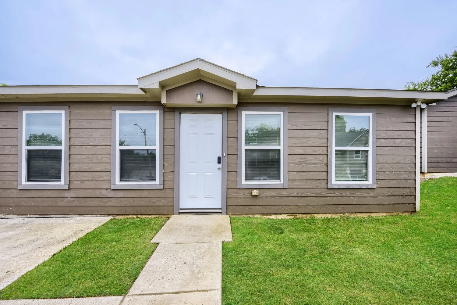 Single Family Residence For Sale in Tarrant County , 1216 E Powell Avenue, Fort Worth, Texas 76104, 3 Bedroom, 1 Bathroom, Garage spaces, 748 Sqft, built in 2019, mls#21369237, Real Estate Agent in Fort Worth, Homes For Sale in Tarrant county, Homes For Sale in Fort Worth, Realtor in Fort Worth Texas, Real Estate Brokerage Independent Realty Texas, Luminita Cordes Realtor