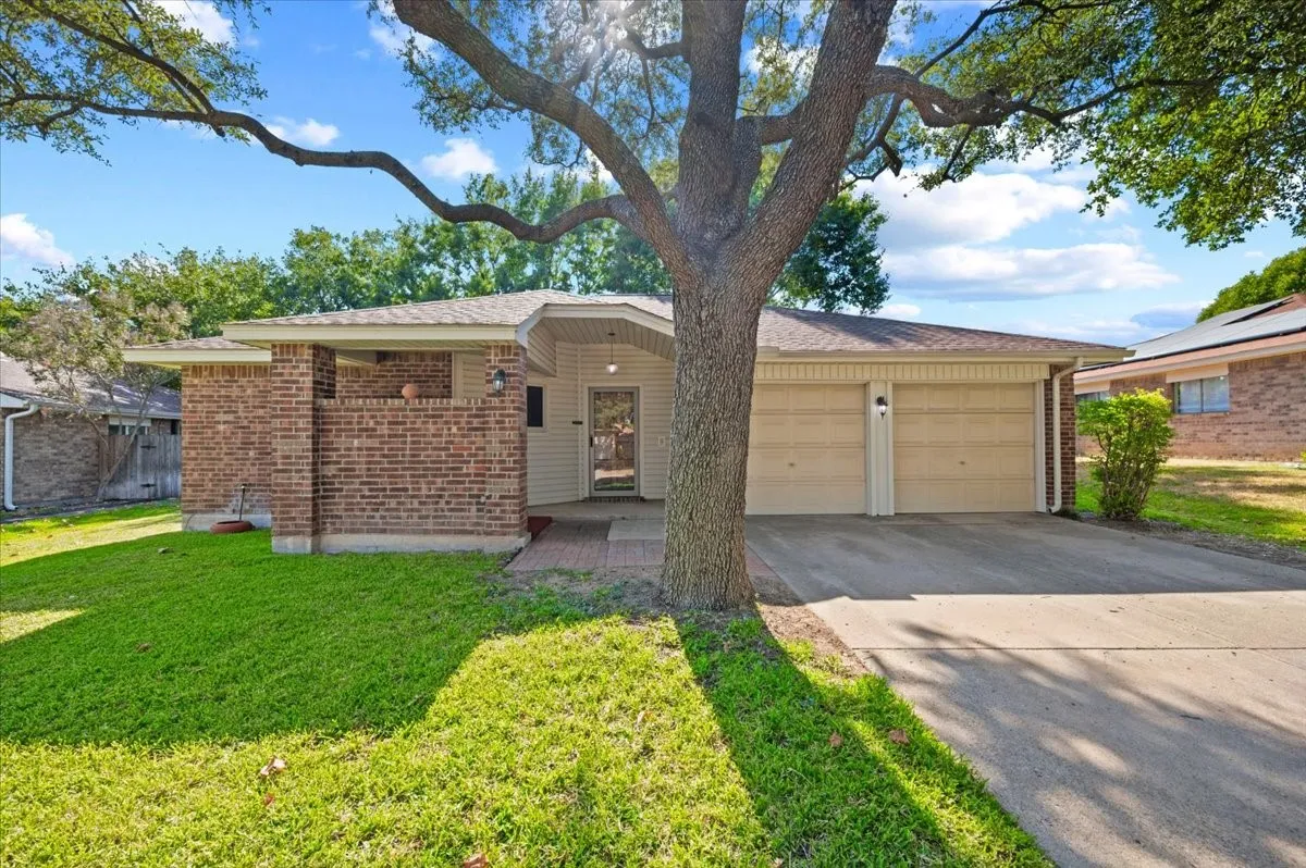 Single Family Residence For Sale in Tarrant County , 424 Grand Meadow Drive, Fort Worth, Texas 76108, 3 Bedroom, 2 Bathroom, 2 Garage spaces, 1,359 Sqft, built in 1985, mls#21369144, Real Estate Agent in Fort Worth, Homes For Sale in Tarrant county, Homes For Sale in Fort Worth, Realtor in Fort Worth Texas, Real Estate Brokerage Independent Realty Texas, Luminita Cordes Realtor