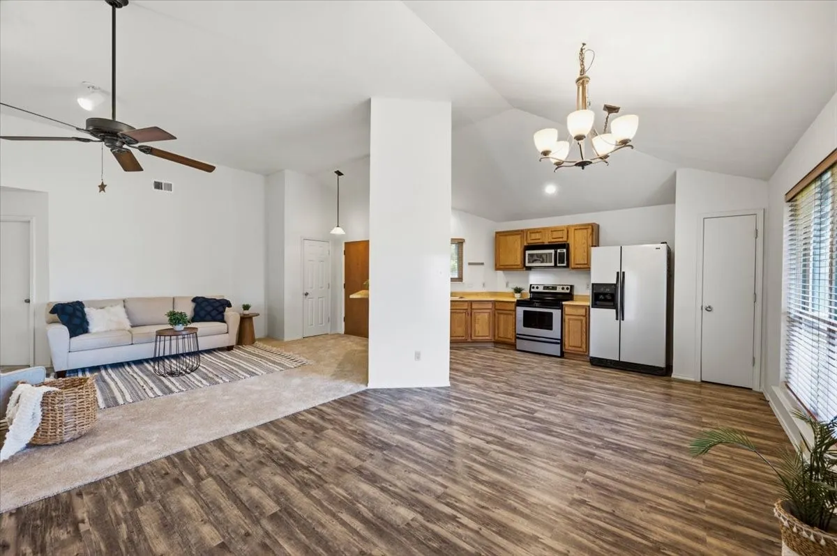 Single Family Residence For Sale in Tarrant County , 424 Grand Meadow Drive, Fort Worth, Texas 76108, 3 Bedroom, 2 Bathroom, 2 Garage spaces, 1,359 Sqft, built in 1985, mls#21369144, Real Estate Agent in Fort Worth, Homes For Sale in Tarrant county, Homes For Sale in Fort Worth, Realtor in Fort Worth Texas, Real Estate Brokerage Independent Realty Texas, Luminita Cordes Realtor
