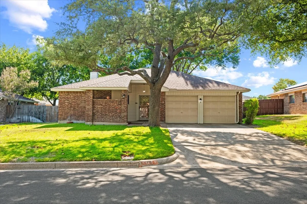 Single Family Residence For Sale in Tarrant County , 424 Grand Meadow Drive, Fort Worth, Texas 76108, 3 Bedroom, 2 Bathroom, 2 Garage spaces, 1,359 Sqft, built in 1985, mls#21369144, Real Estate Agent in Fort Worth, Homes For Sale in Tarrant county, Homes For Sale in Fort Worth, Realtor in Fort Worth Texas, Real Estate Brokerage Independent Realty Texas, Luminita Cordes Realtor