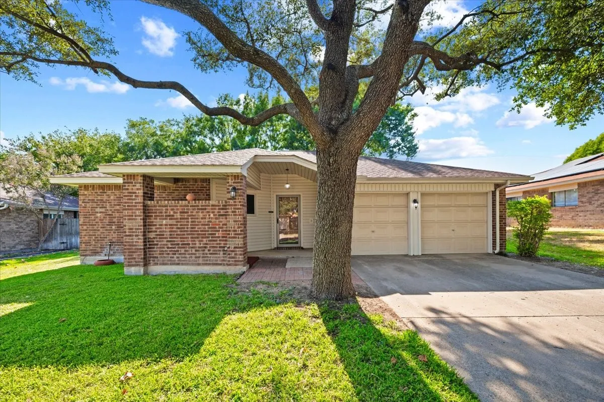 Single Family Residence For Sale in Tarrant County , 424 Grand Meadow Drive, Fort Worth, Texas 76108, 3 Bedroom, 2 Bathroom, 2 Garage spaces, 1,359 Sqft, built in 1985, mls#21369144, Real Estate Agent in Fort Worth, Homes For Sale in Tarrant county, Homes For Sale in Fort Worth, Realtor in Fort Worth Texas, Real Estate Brokerage Independent Realty Texas, Luminita Cordes Realtor