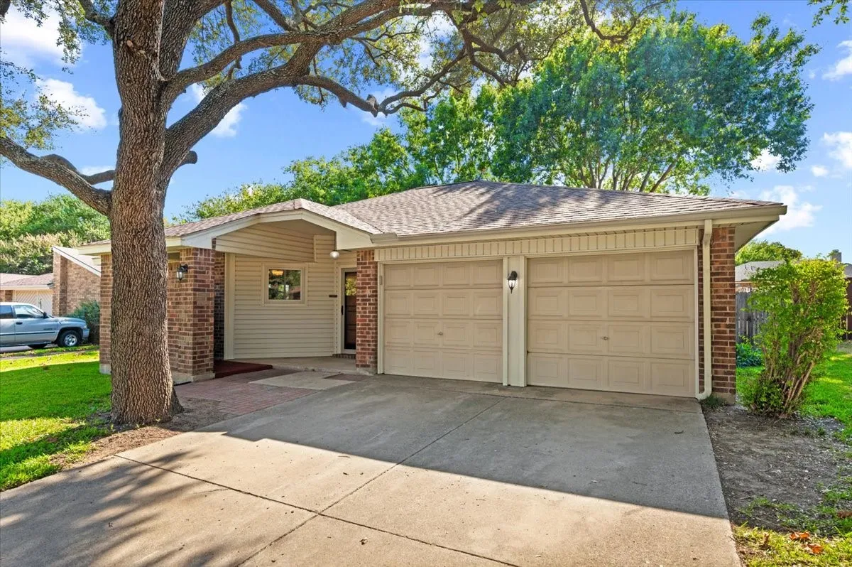 Single Family Residence For Sale in Tarrant County , 424 Grand Meadow Drive, Fort Worth, Texas 76108, 3 Bedroom, 2 Bathroom, 2 Garage spaces, 1,359 Sqft, built in 1985, mls#21369144, Real Estate Agent in Fort Worth, Homes For Sale in Tarrant county, Homes For Sale in Fort Worth, Realtor in Fort Worth Texas, Real Estate Brokerage Independent Realty Texas, Luminita Cordes Realtor