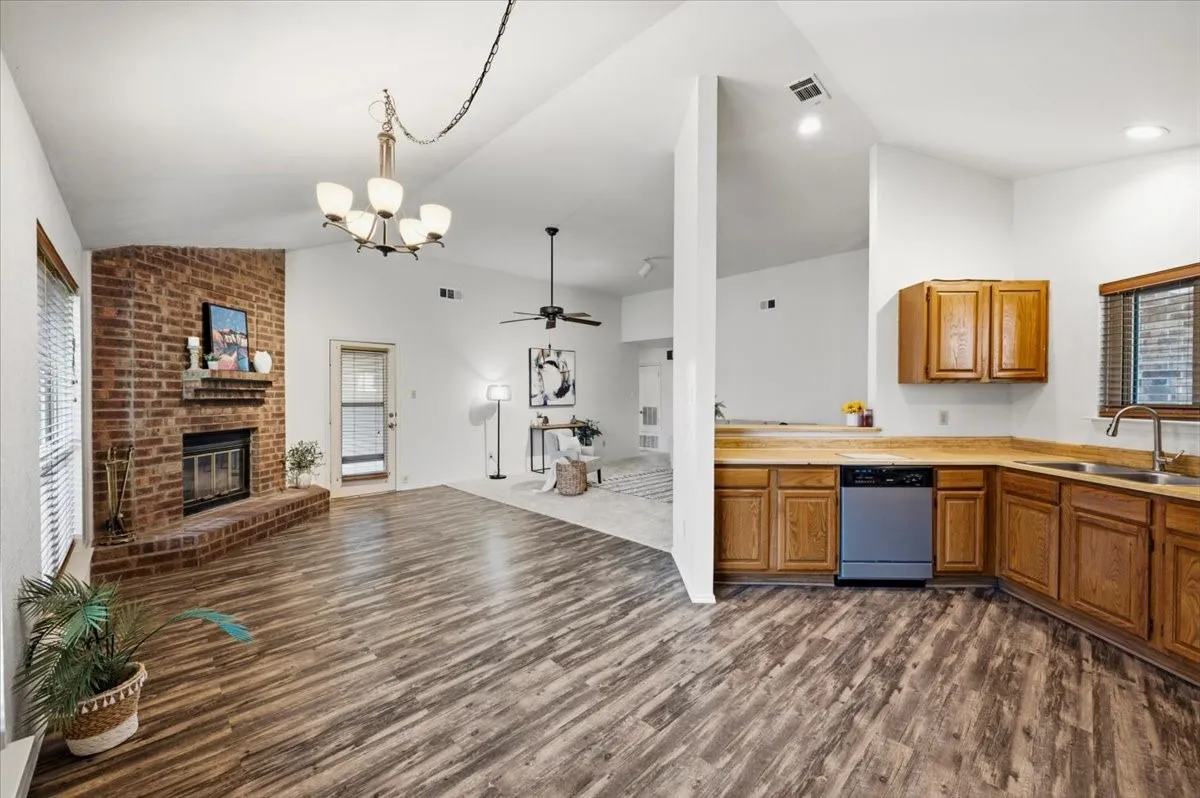 Single Family Residence For Sale in Tarrant County , 424 Grand Meadow Drive, Fort Worth, Texas 76108, 3 Bedroom, 2 Bathroom, 2 Garage spaces, 1,359 Sqft, built in 1985, mls#21369144, Real Estate Agent in Fort Worth, Homes For Sale in Tarrant county, Homes For Sale in Fort Worth, Realtor in Fort Worth Texas, Real Estate Brokerage Independent Realty Texas, Luminita Cordes Realtor