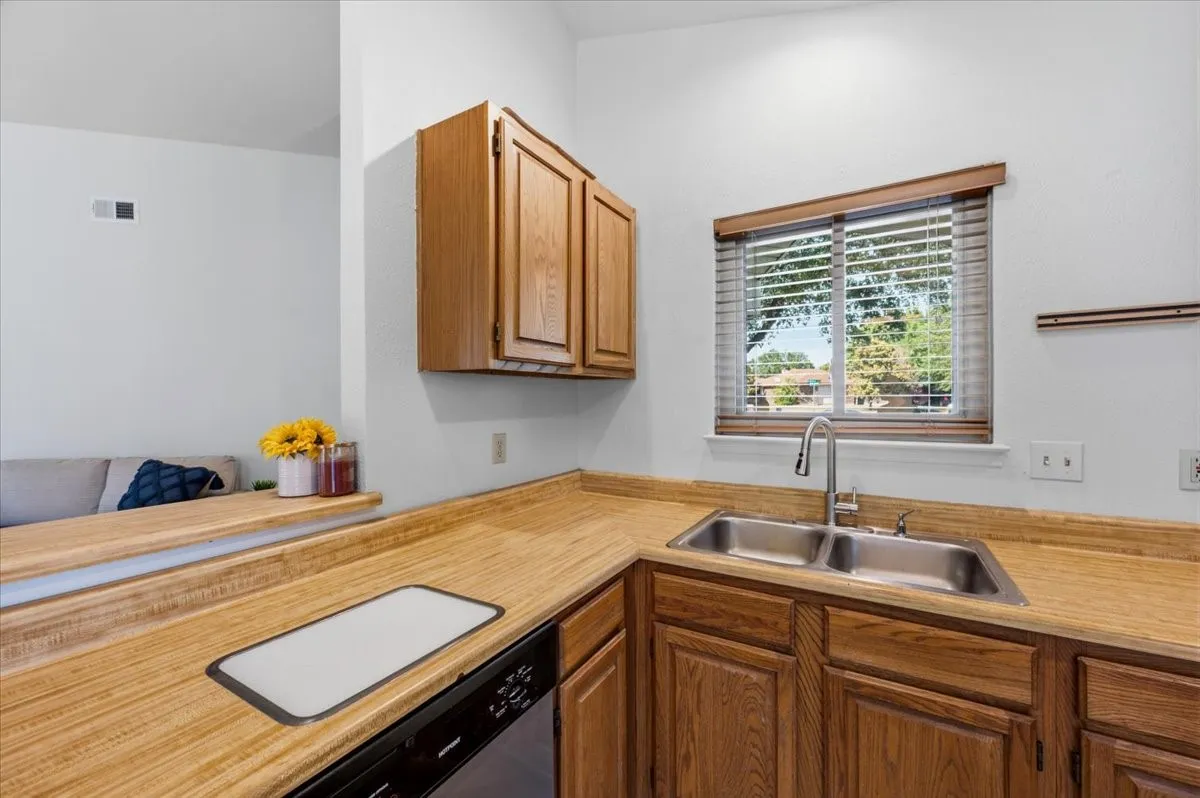 Single Family Residence For Sale in Tarrant County , 424 Grand Meadow Drive, Fort Worth, Texas 76108, 3 Bedroom, 2 Bathroom, 2 Garage spaces, 1,359 Sqft, built in 1985, mls#21369144, Real Estate Agent in Fort Worth, Homes For Sale in Tarrant county, Homes For Sale in Fort Worth, Realtor in Fort Worth Texas, Real Estate Brokerage Independent Realty Texas, Luminita Cordes Realtor