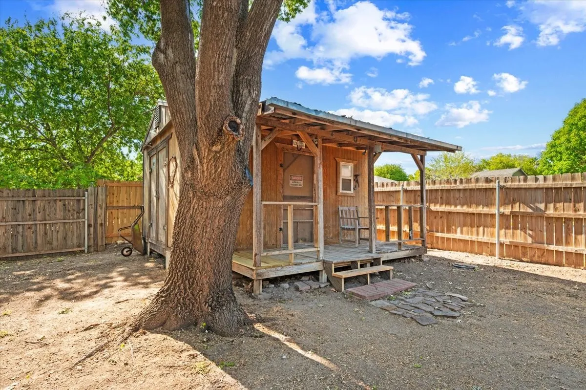 Single Family Residence For Sale in Tarrant County , 424 Grand Meadow Drive, Fort Worth, Texas 76108, 3 Bedroom, 2 Bathroom, 2 Garage spaces, 1,359 Sqft, built in 1985, mls#21369144, Real Estate Agent in Fort Worth, Homes For Sale in Tarrant county, Homes For Sale in Fort Worth, Realtor in Fort Worth Texas, Real Estate Brokerage Independent Realty Texas, Luminita Cordes Realtor