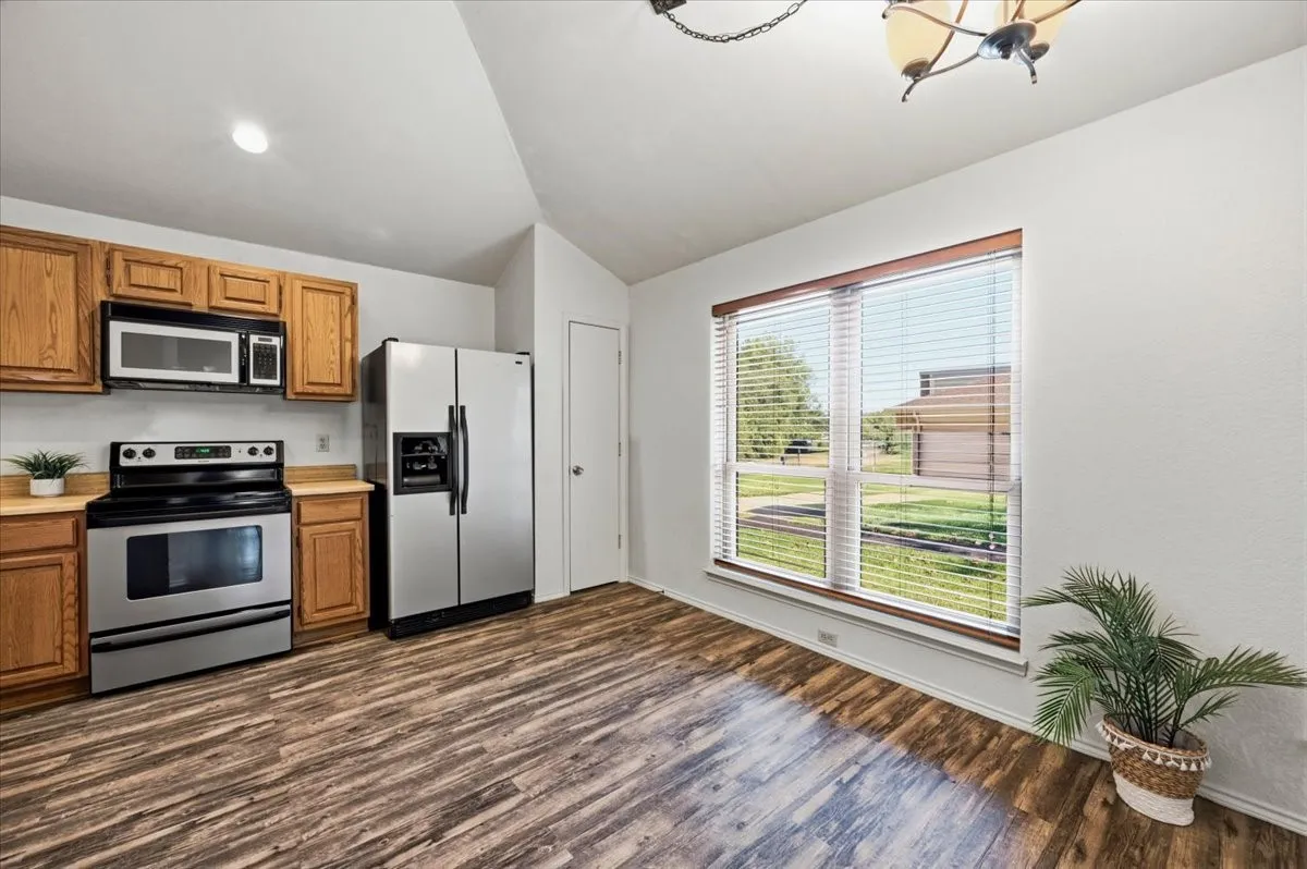 Single Family Residence For Sale in Tarrant County , 424 Grand Meadow Drive, Fort Worth, Texas 76108, 3 Bedroom, 2 Bathroom, 2 Garage spaces, 1,359 Sqft, built in 1985, mls#21369144, Real Estate Agent in Fort Worth, Homes For Sale in Tarrant county, Homes For Sale in Fort Worth, Realtor in Fort Worth Texas, Real Estate Brokerage Independent Realty Texas, Luminita Cordes Realtor