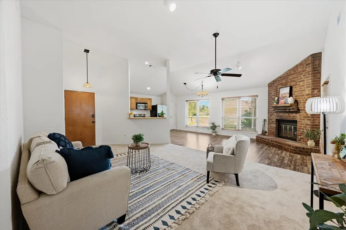 Single Family Residence For Sale in Tarrant County , 424 Grand Meadow Drive, Fort Worth, Texas 76108, 3 Bedroom, 2 Bathroom, 2 Garage spaces, 1,359 Sqft, built in 1985, mls#21369144, Real Estate Agent in Fort Worth, Homes For Sale in Tarrant county, Homes For Sale in Fort Worth, Realtor in Fort Worth Texas, Real Estate Brokerage Independent Realty Texas, Luminita Cordes Realtor