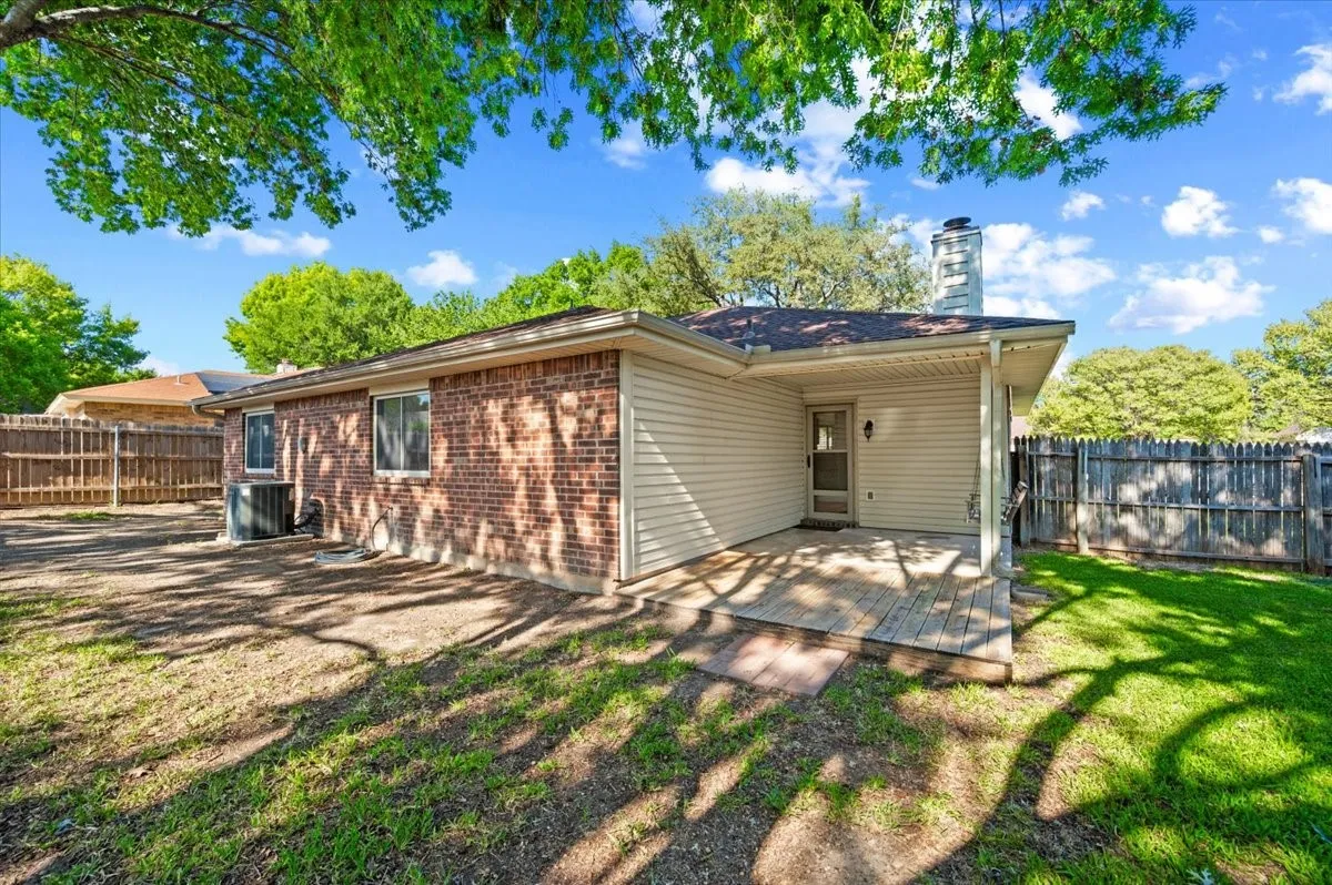Single Family Residence For Sale in Tarrant County , 424 Grand Meadow Drive, Fort Worth, Texas 76108, 3 Bedroom, 2 Bathroom, 2 Garage spaces, 1,359 Sqft, built in 1985, mls#21369144, Real Estate Agent in Fort Worth, Homes For Sale in Tarrant county, Homes For Sale in Fort Worth, Realtor in Fort Worth Texas, Real Estate Brokerage Independent Realty Texas, Luminita Cordes Realtor