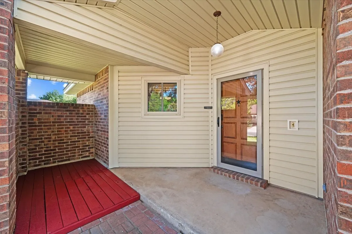 Single Family Residence For Sale in Tarrant County , 424 Grand Meadow Drive, Fort Worth, Texas 76108, 3 Bedroom, 2 Bathroom, 2 Garage spaces, 1,359 Sqft, built in 1985, mls#21369144, Real Estate Agent in Fort Worth, Homes For Sale in Tarrant county, Homes For Sale in Fort Worth, Realtor in Fort Worth Texas, Real Estate Brokerage Independent Realty Texas, Luminita Cordes Realtor