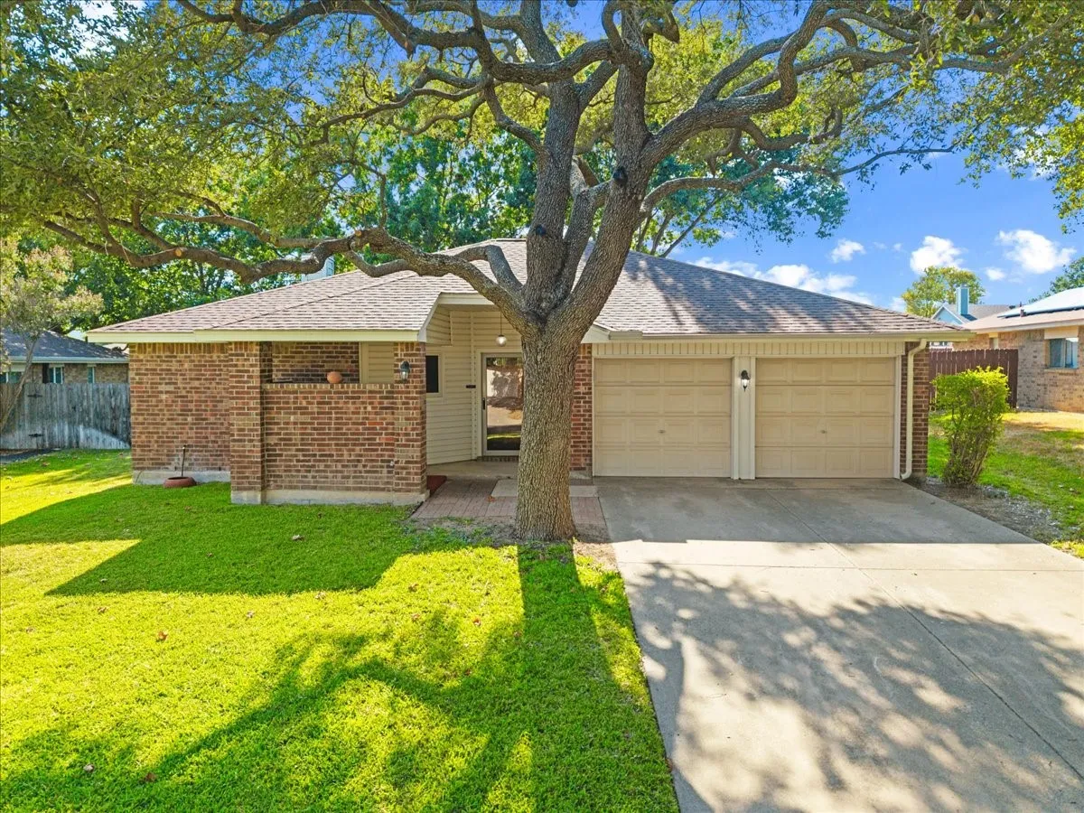 Single Family Residence For Sale in Tarrant County , 424 Grand Meadow Drive, Fort Worth, Texas 76108, 3 Bedroom, 2 Bathroom, 2 Garage spaces, 1,359 Sqft, built in 1985, mls#21369144, Real Estate Agent in Fort Worth, Homes For Sale in Tarrant county, Homes For Sale in Fort Worth, Realtor in Fort Worth Texas, Real Estate Brokerage Independent Realty Texas, Luminita Cordes Realtor