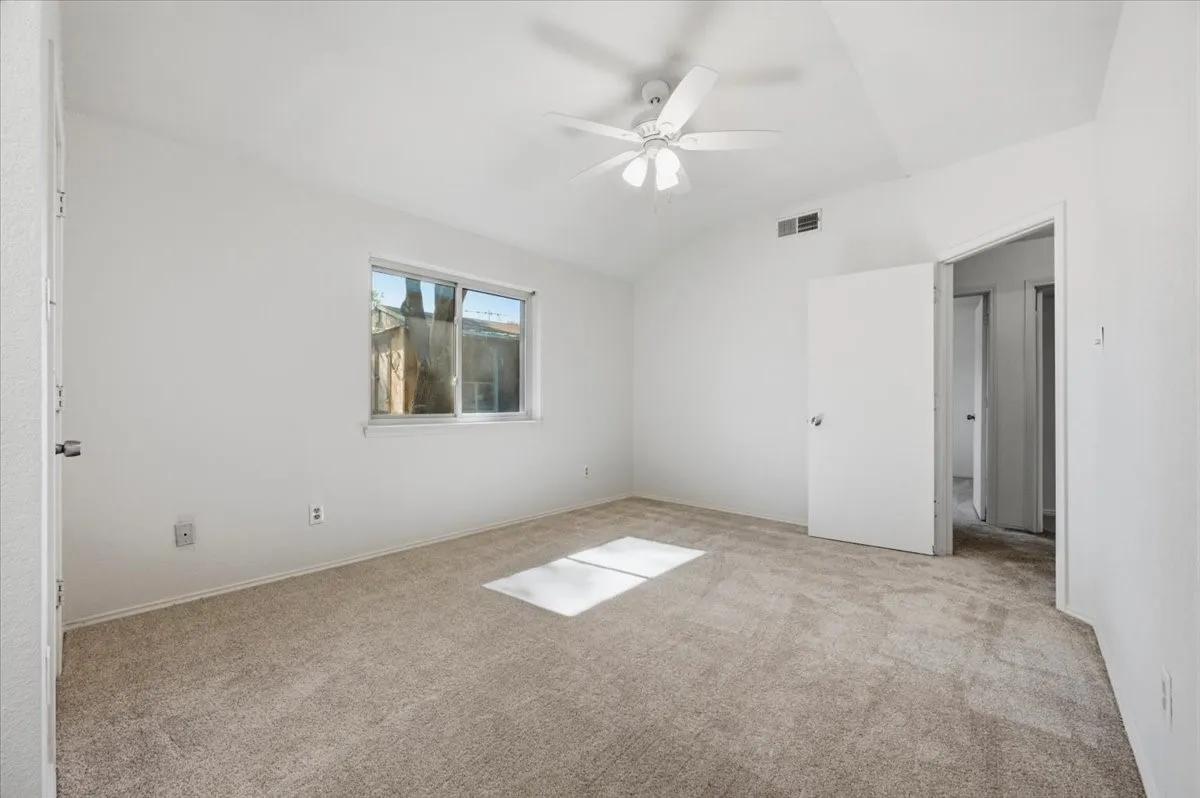 Single Family Residence For Sale in Tarrant County , 424 Grand Meadow Drive, Fort Worth, Texas 76108, 3 Bedroom, 2 Bathroom, 2 Garage spaces, 1,359 Sqft, built in 1985, mls#21369144, Real Estate Agent in Fort Worth, Homes For Sale in Tarrant county, Homes For Sale in Fort Worth, Realtor in Fort Worth Texas, Real Estate Brokerage Independent Realty Texas, Luminita Cordes Realtor