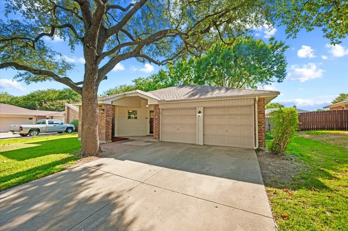 Single Family Residence For Sale in Tarrant County , 424 Grand Meadow Drive, Fort Worth, Texas 76108, 3 Bedroom, 2 Bathroom, 2 Garage spaces, 1,359 Sqft, built in 1985, mls#21369144, Real Estate Agent in Fort Worth, Homes For Sale in Tarrant county, Homes For Sale in Fort Worth, Realtor in Fort Worth Texas, Real Estate Brokerage Independent Realty Texas, Luminita Cordes Realtor