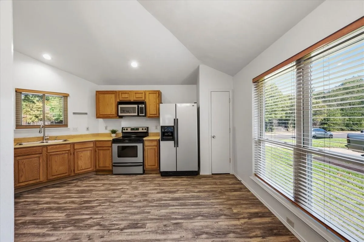 Single Family Residence For Sale in Tarrant County , 424 Grand Meadow Drive, Fort Worth, Texas 76108, 3 Bedroom, 2 Bathroom, 2 Garage spaces, 1,359 Sqft, built in 1985, mls#21369144, Real Estate Agent in Fort Worth, Homes For Sale in Tarrant county, Homes For Sale in Fort Worth, Realtor in Fort Worth Texas, Real Estate Brokerage Independent Realty Texas, Luminita Cordes Realtor