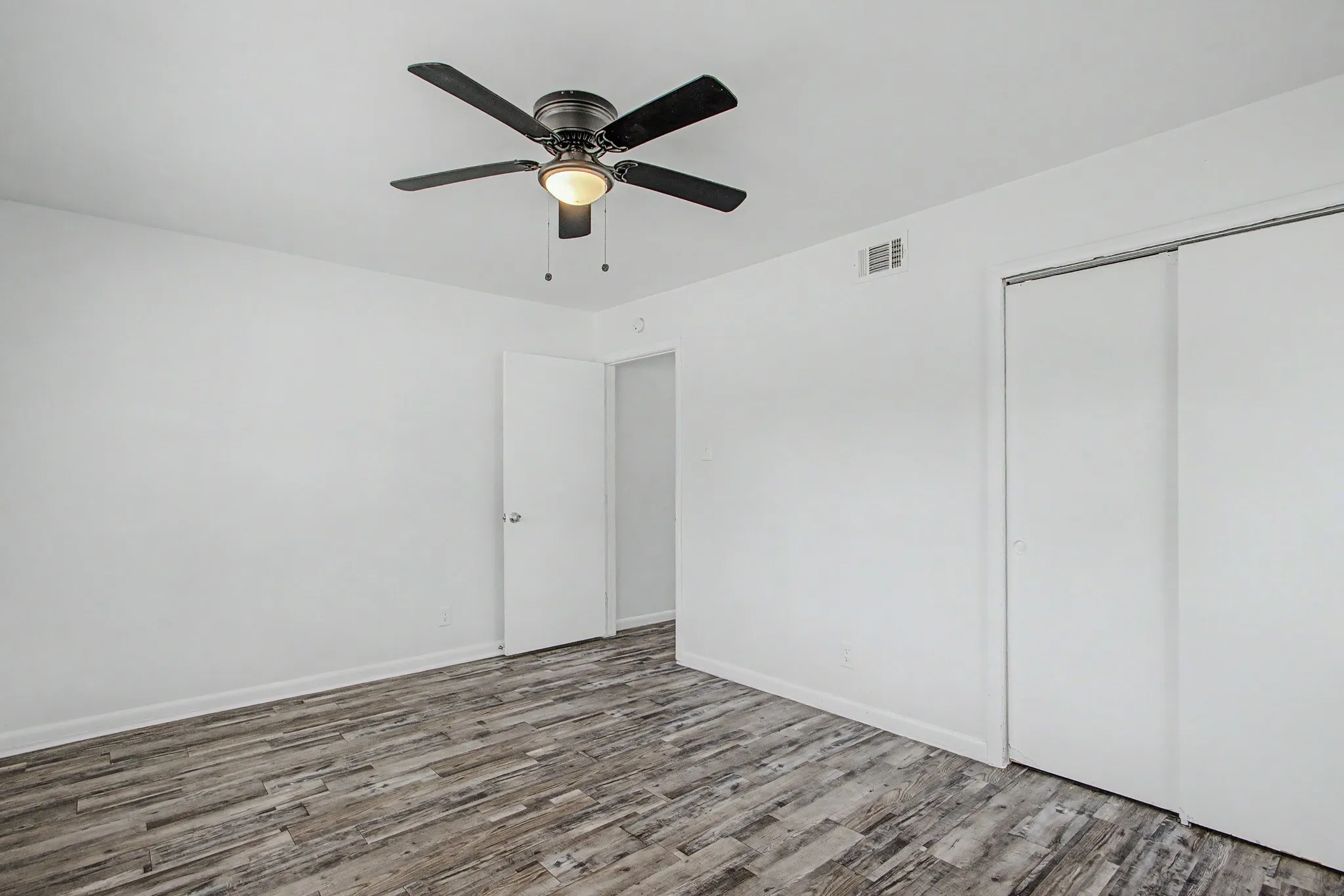 Single Family Residence For Sale in Dallas County , 1209 Grinnell Street, Dallas, Texas 75216, 4 Bedroom, 2 Bathroom, Garage spaces, 1,915 Sqft, built in 1956, mls#21369256, Real Estate Agent in Dallas, Homes For Sale in Dallas county, Homes For Sale in Dallas, Realtor in Dallas Texas, Real Estate Brokerage Independent Realty Texas, Luminita Cordes Realtor
