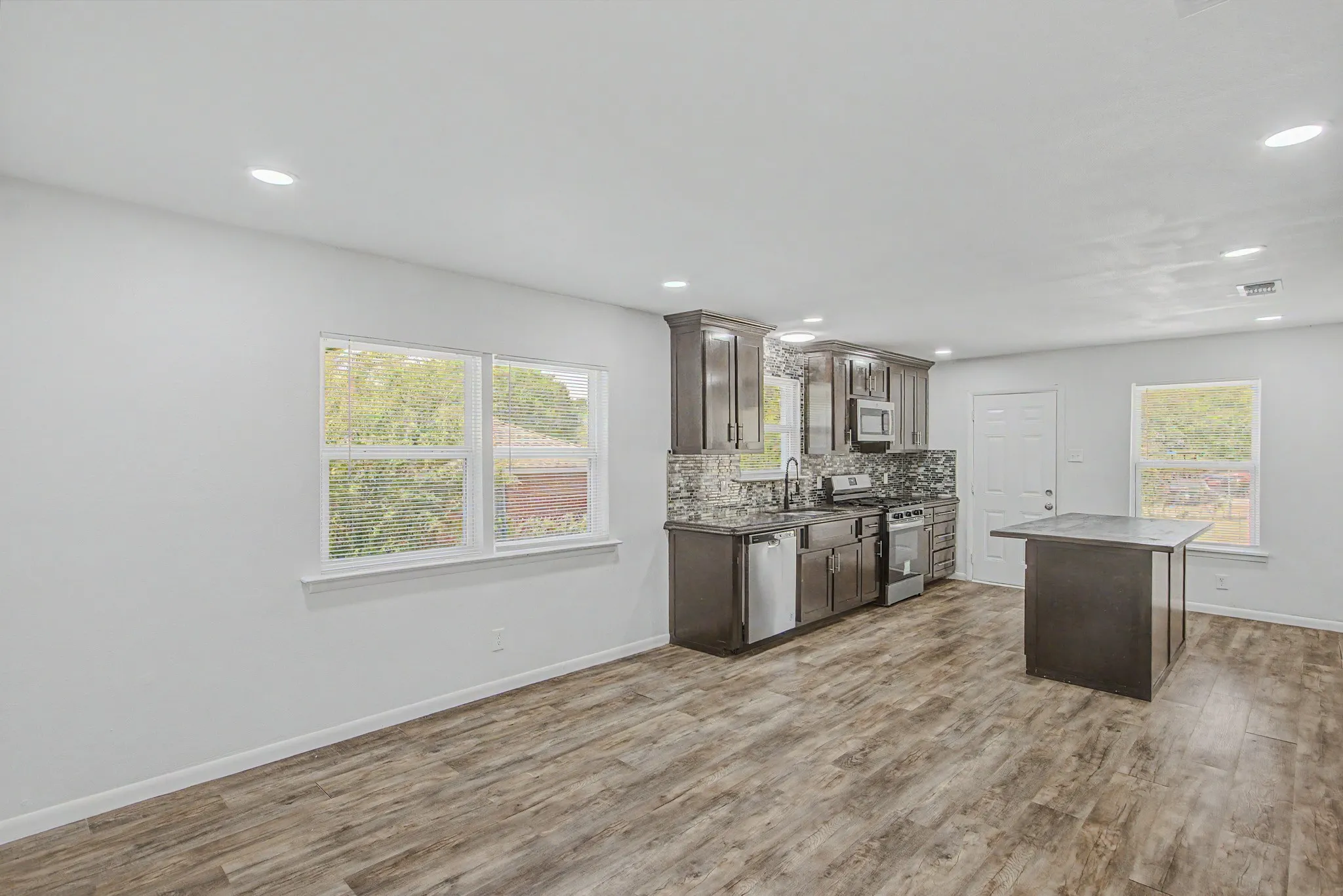 Single Family Residence For Sale in Dallas County , 1209 Grinnell Street, Dallas, Texas 75216, 4 Bedroom, 2 Bathroom, Garage spaces, 1,915 Sqft, built in 1956, mls#21369256, Real Estate Agent in Dallas, Homes For Sale in Dallas county, Homes For Sale in Dallas, Realtor in Dallas Texas, Real Estate Brokerage Independent Realty Texas, Luminita Cordes Realtor