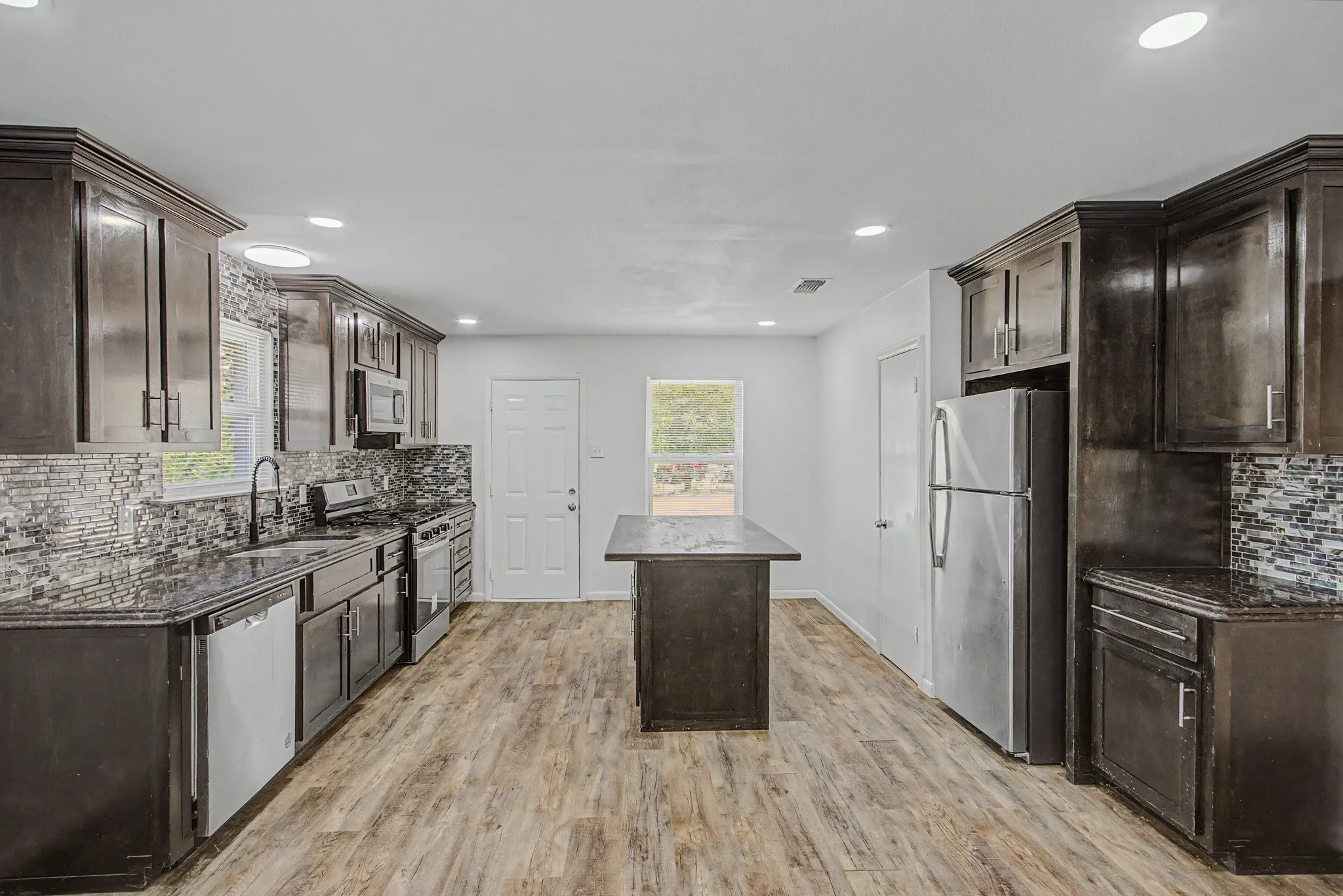Single Family Residence For Sale in Dallas County , 1209 Grinnell Street, Dallas, Texas 75216, 4 Bedroom, 2 Bathroom, Garage spaces, 1,915 Sqft, built in 1956, mls#21369256, Real Estate Agent in Dallas, Homes For Sale in Dallas county, Homes For Sale in Dallas, Realtor in Dallas Texas, Real Estate Brokerage Independent Realty Texas, Luminita Cordes Realtor