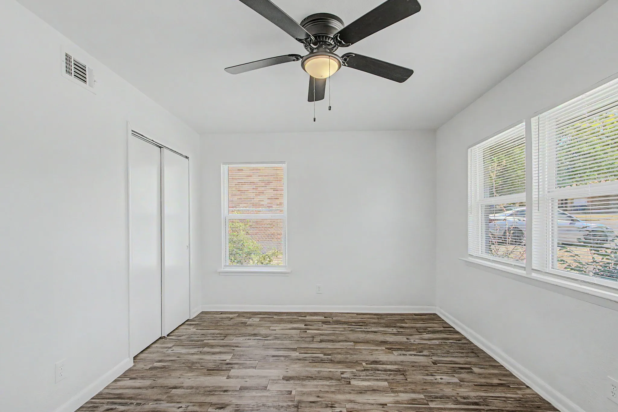 Single Family Residence For Sale in Dallas County , 1209 Grinnell Street, Dallas, Texas 75216, 4 Bedroom, 2 Bathroom, Garage spaces, 1,915 Sqft, built in 1956, mls#21369256, Real Estate Agent in Dallas, Homes For Sale in Dallas county, Homes For Sale in Dallas, Realtor in Dallas Texas, Real Estate Brokerage Independent Realty Texas, Luminita Cordes Realtor