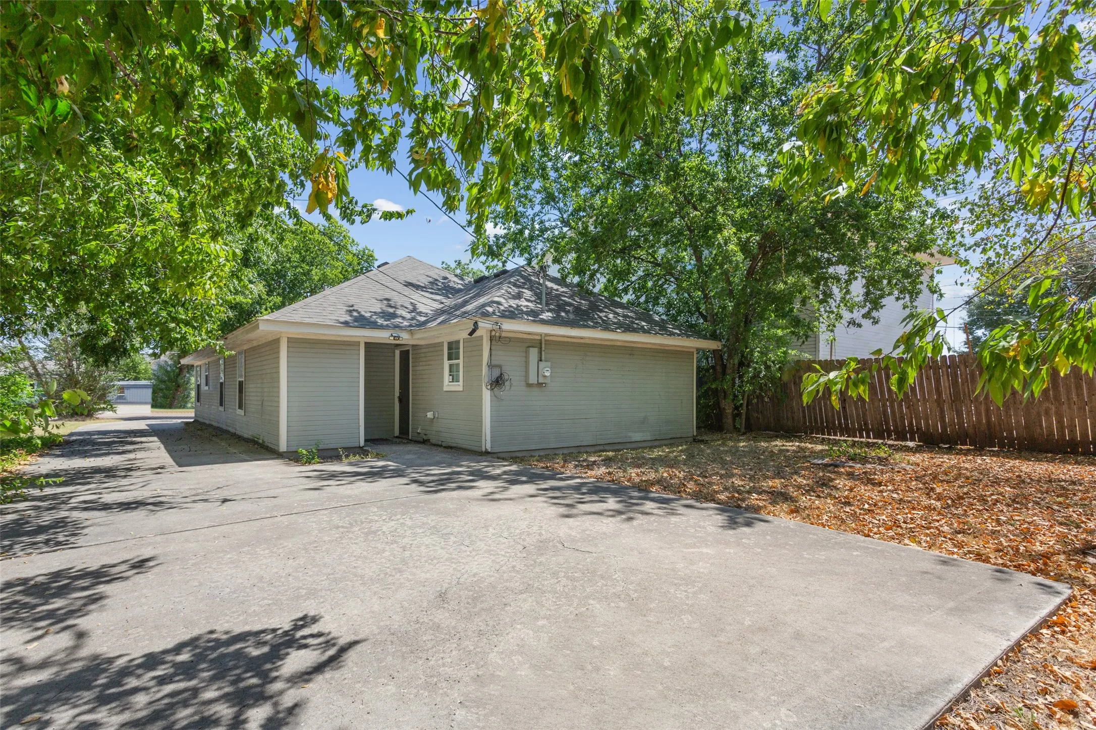 Single Family Residence For Sale in Mc Lennan County , 1929 S 14th Street, Waco, Texas 76706, 5 Bedroom, 2 Bathroom, Garage spaces, 1,648 Sqft, built in 2004, mls#21360534, Real Estate Agent in Waco, Homes For Sale in Mc Lennan county, Homes For Sale in Waco, Realtor in Waco Texas, Real Estate Brokerage Independent Realty Texas, Luminita Cordes Realtor