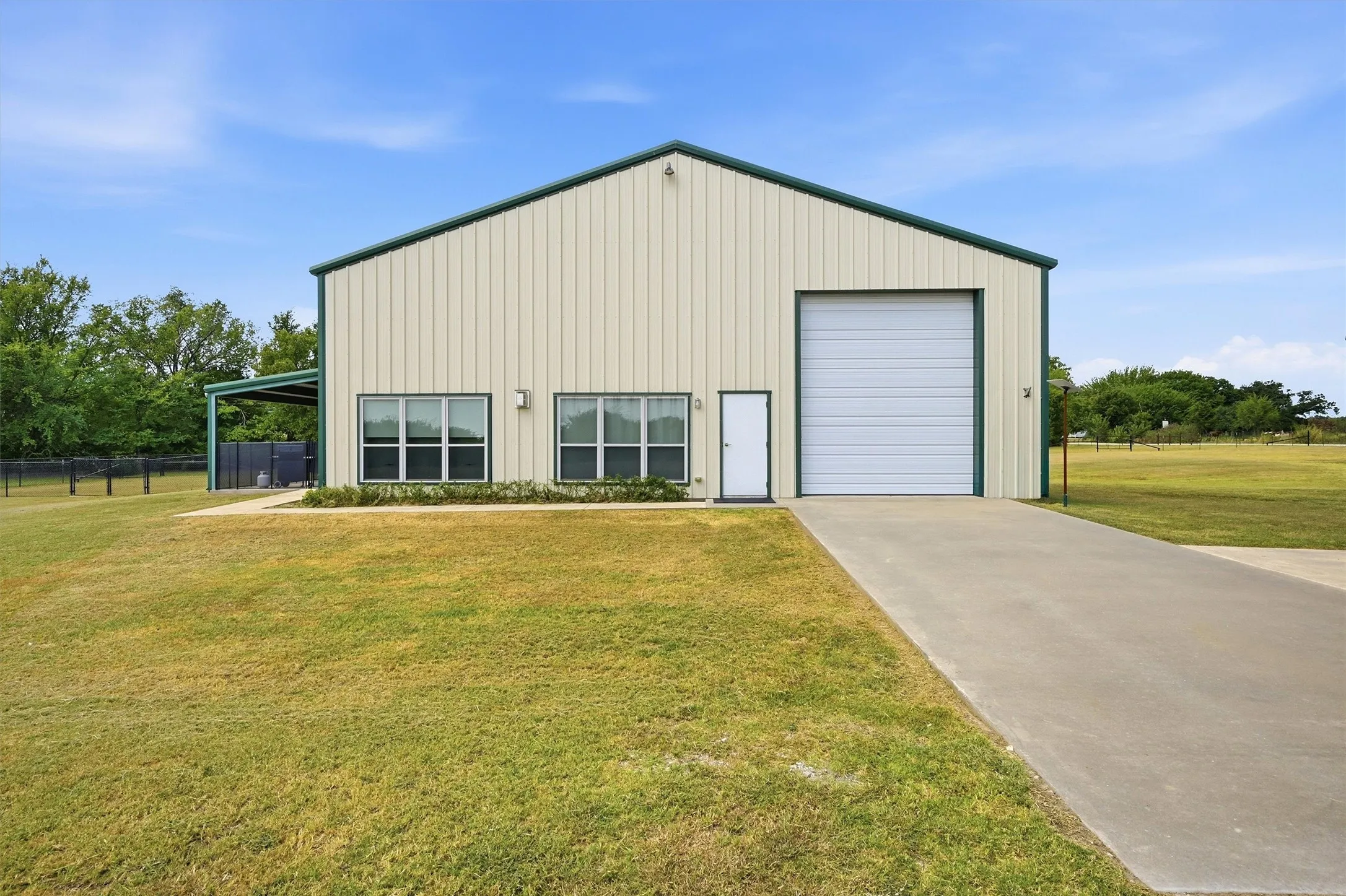 Single Family Residence For Sale in Cooke County , 82 CR 2112, Gainesville, Texas 76240, 2 Bedroom, 2 Bathroom, 1 Garage spaces, 3,880 Sqft, built in 2018, mls#21368084, Real Estate Agent in Gainesville, Homes For Sale in Cooke county, Homes For Sale in Gainesville, Realtor in Gainesville Texas, Real Estate Brokerage Independent Realty Texas, Luminita Cordes Realtor