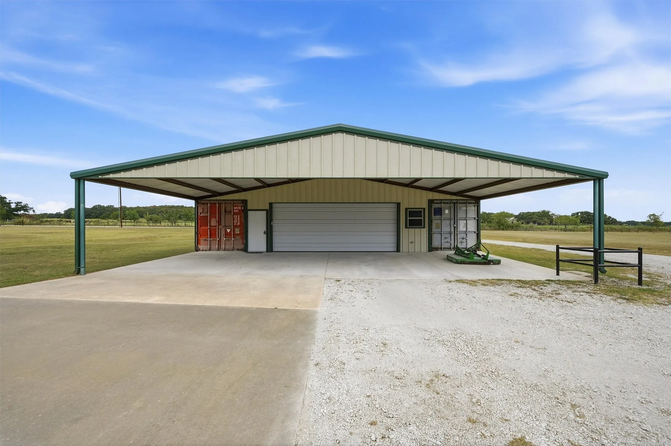 Single Family Residence For Sale in Cooke County , 82 CR 2112, Gainesville, Texas 76240, 2 Bedroom, 2 Bathroom, 1 Garage spaces, 3,880 Sqft, built in 2018, mls#21368084, Real Estate Agent in Gainesville, Homes For Sale in Cooke county, Homes For Sale in Gainesville, Realtor in Gainesville Texas, Real Estate Brokerage Independent Realty Texas, Luminita Cordes Realtor