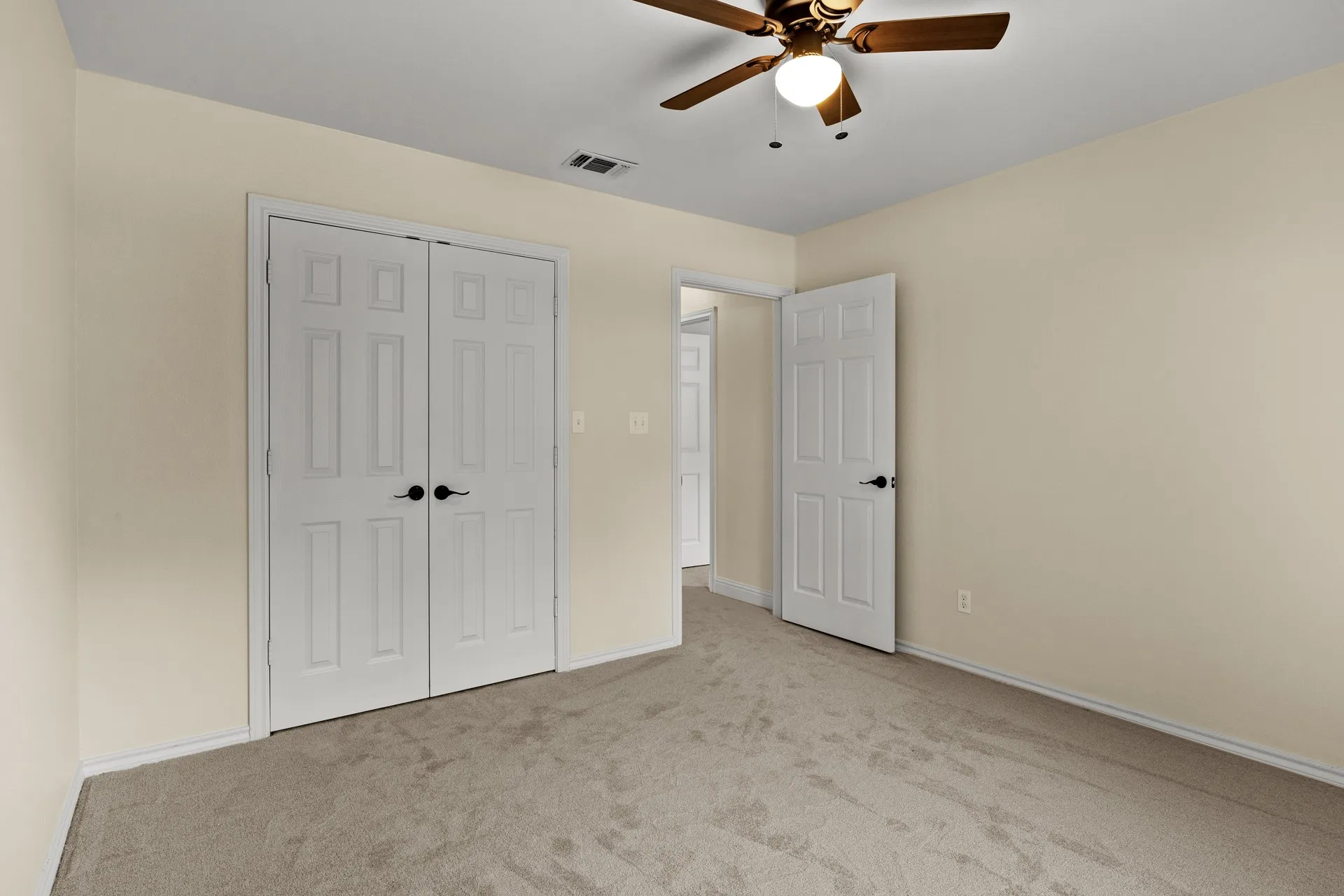 Single Family Residence For Sale in Camp County , 307 Bob White, Pittsburg, Texas 75686, 3 Bedroom, 2 Bathroom, 2 Garage spaces, 1,948 Sqft, built in 2002, mls#21369156, Real Estate Agent in Pittsburg, Homes For Sale in Camp county, Homes For Sale in Pittsburg, Realtor in Pittsburg Texas, Real Estate Brokerage Independent Realty Texas, Luminita Cordes Realtor