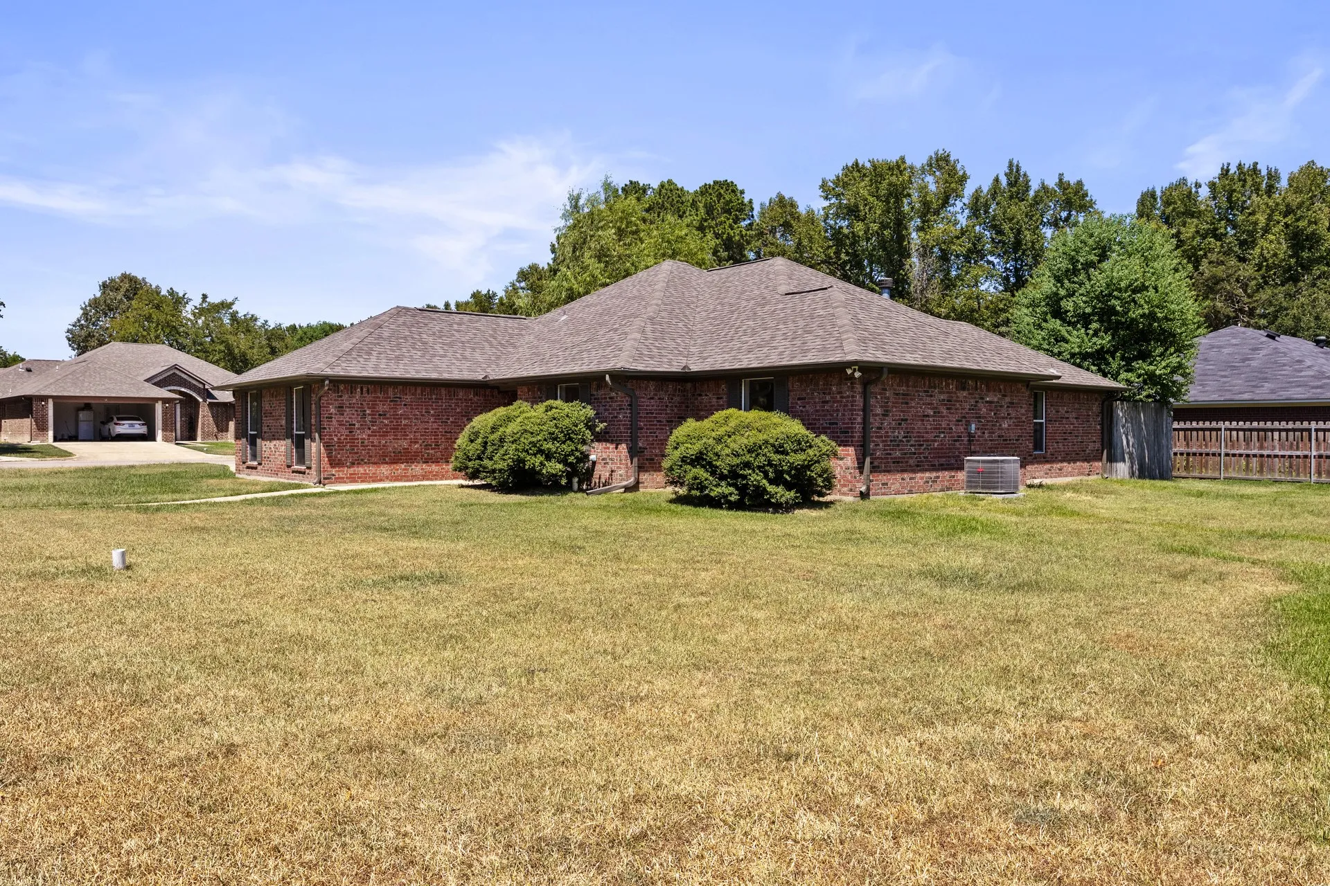 Single Family Residence For Sale in Camp County , 307 Bob White, Pittsburg, Texas 75686, 3 Bedroom, 2 Bathroom, 2 Garage spaces, 1,948 Sqft, built in 2002, mls#21369156, Real Estate Agent in Pittsburg, Homes For Sale in Camp county, Homes For Sale in Pittsburg, Realtor in Pittsburg Texas, Real Estate Brokerage Independent Realty Texas, Luminita Cordes Realtor