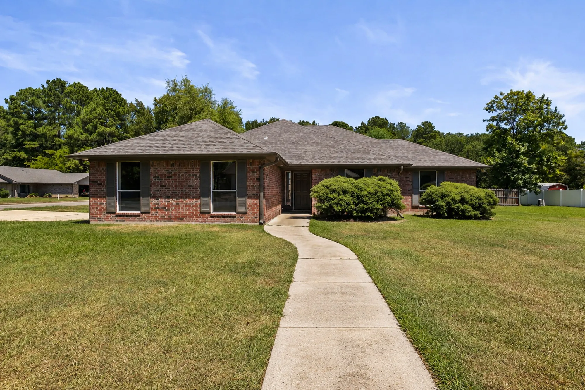 Single Family Residence For Sale in Camp County , 307 Bob White, Pittsburg, Texas 75686, 3 Bedroom, 2 Bathroom, 2 Garage spaces, 1,948 Sqft, built in 2002, mls#21369156, Real Estate Agent in Pittsburg, Homes For Sale in Camp county, Homes For Sale in Pittsburg, Realtor in Pittsburg Texas, Real Estate Brokerage Independent Realty Texas, Luminita Cordes Realtor