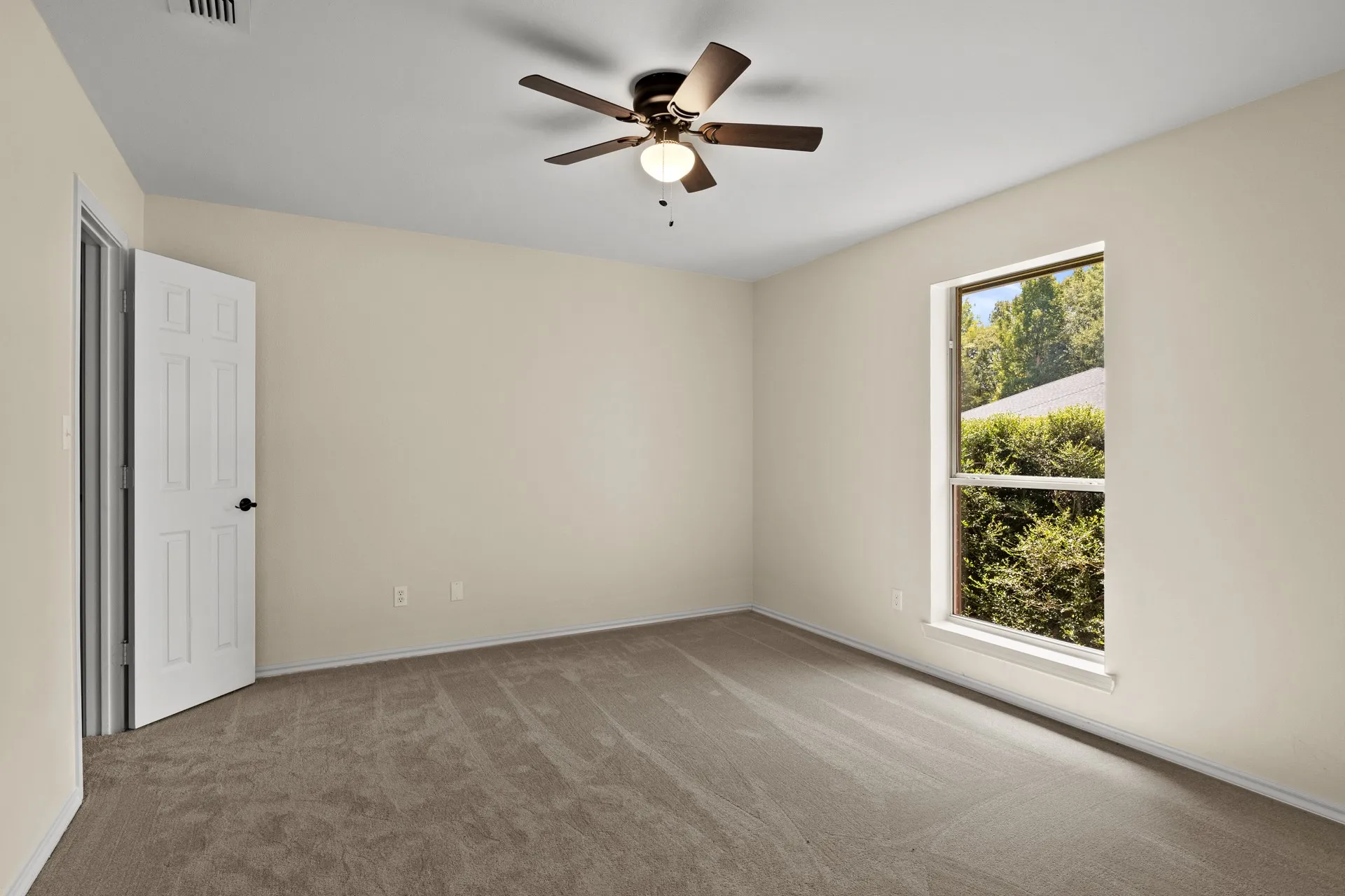 Single Family Residence For Sale in Camp County , 307 Bob White, Pittsburg, Texas 75686, 3 Bedroom, 2 Bathroom, 2 Garage spaces, 1,948 Sqft, built in 2002, mls#21369156, Real Estate Agent in Pittsburg, Homes For Sale in Camp county, Homes For Sale in Pittsburg, Realtor in Pittsburg Texas, Real Estate Brokerage Independent Realty Texas, Luminita Cordes Realtor