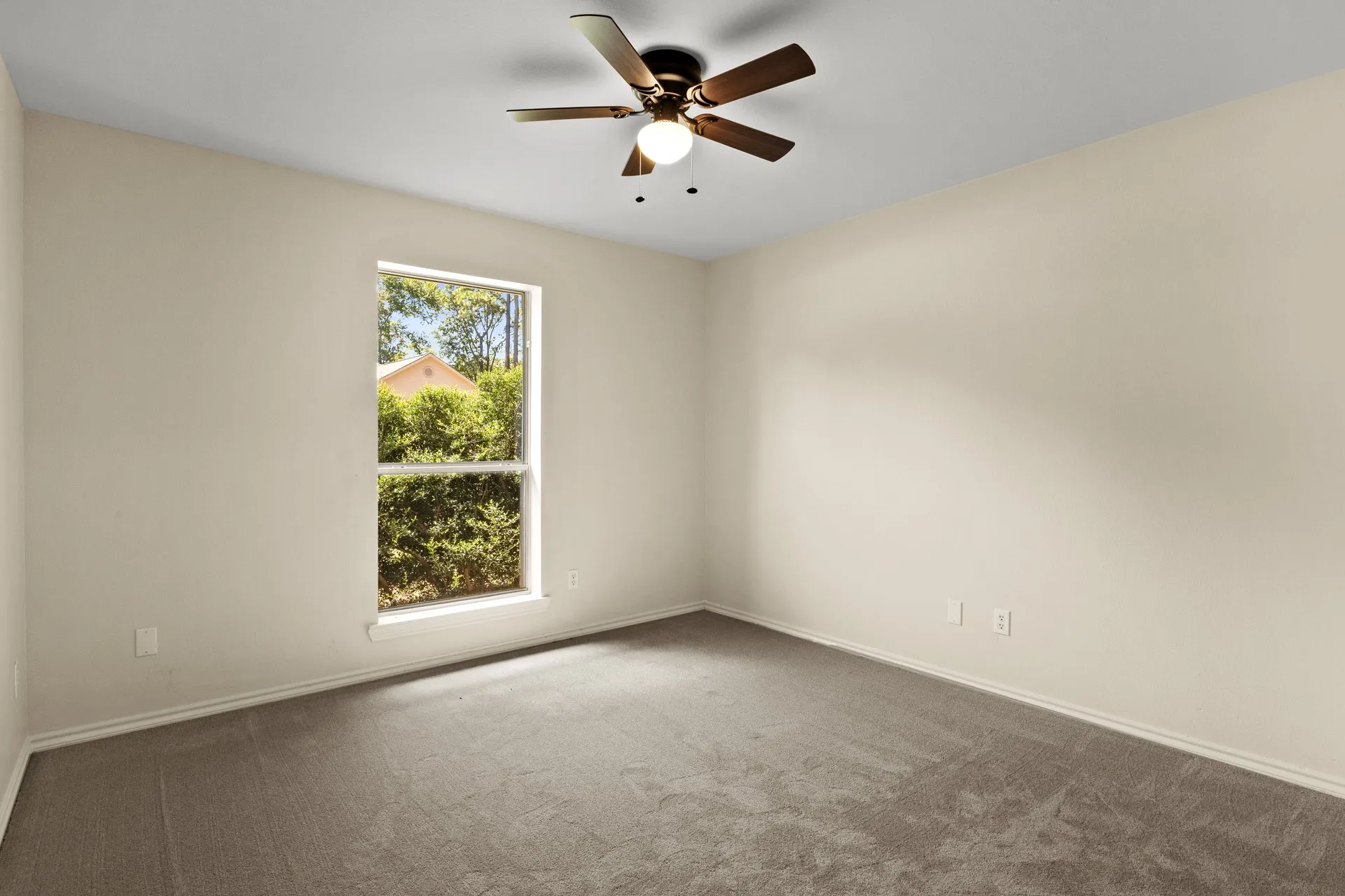 Single Family Residence For Sale in Camp County , 307 Bob White, Pittsburg, Texas 75686, 3 Bedroom, 2 Bathroom, 2 Garage spaces, 1,948 Sqft, built in 2002, mls#21369156, Real Estate Agent in Pittsburg, Homes For Sale in Camp county, Homes For Sale in Pittsburg, Realtor in Pittsburg Texas, Real Estate Brokerage Independent Realty Texas, Luminita Cordes Realtor