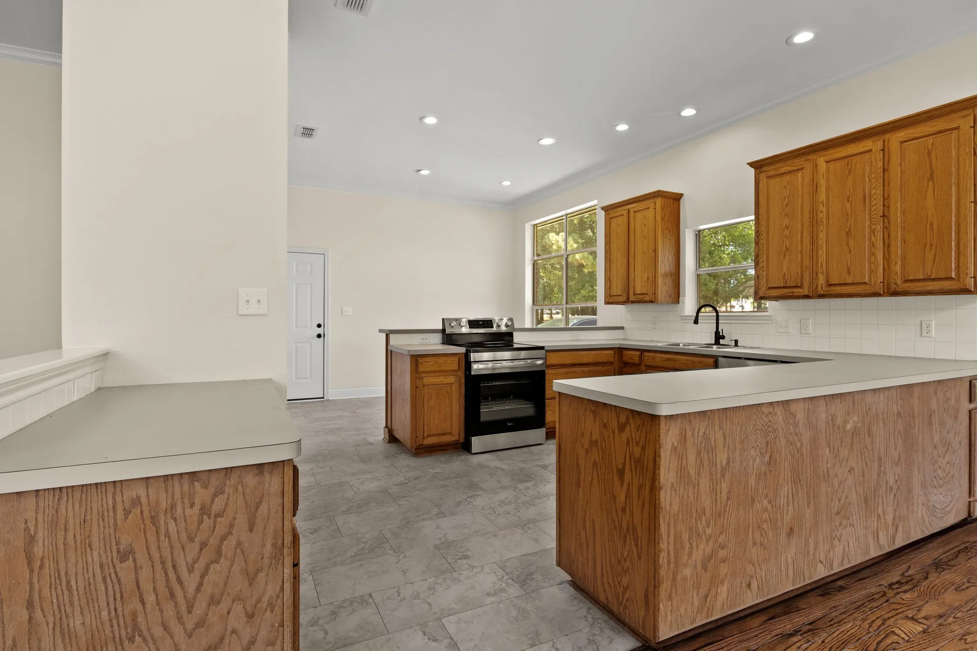 Single Family Residence For Sale in Camp County , 307 Bob White, Pittsburg, Texas 75686, 3 Bedroom, 2 Bathroom, 2 Garage spaces, 1,948 Sqft, built in 2002, mls#21369156, Real Estate Agent in Pittsburg, Homes For Sale in Camp county, Homes For Sale in Pittsburg, Realtor in Pittsburg Texas, Real Estate Brokerage Independent Realty Texas, Luminita Cordes Realtor